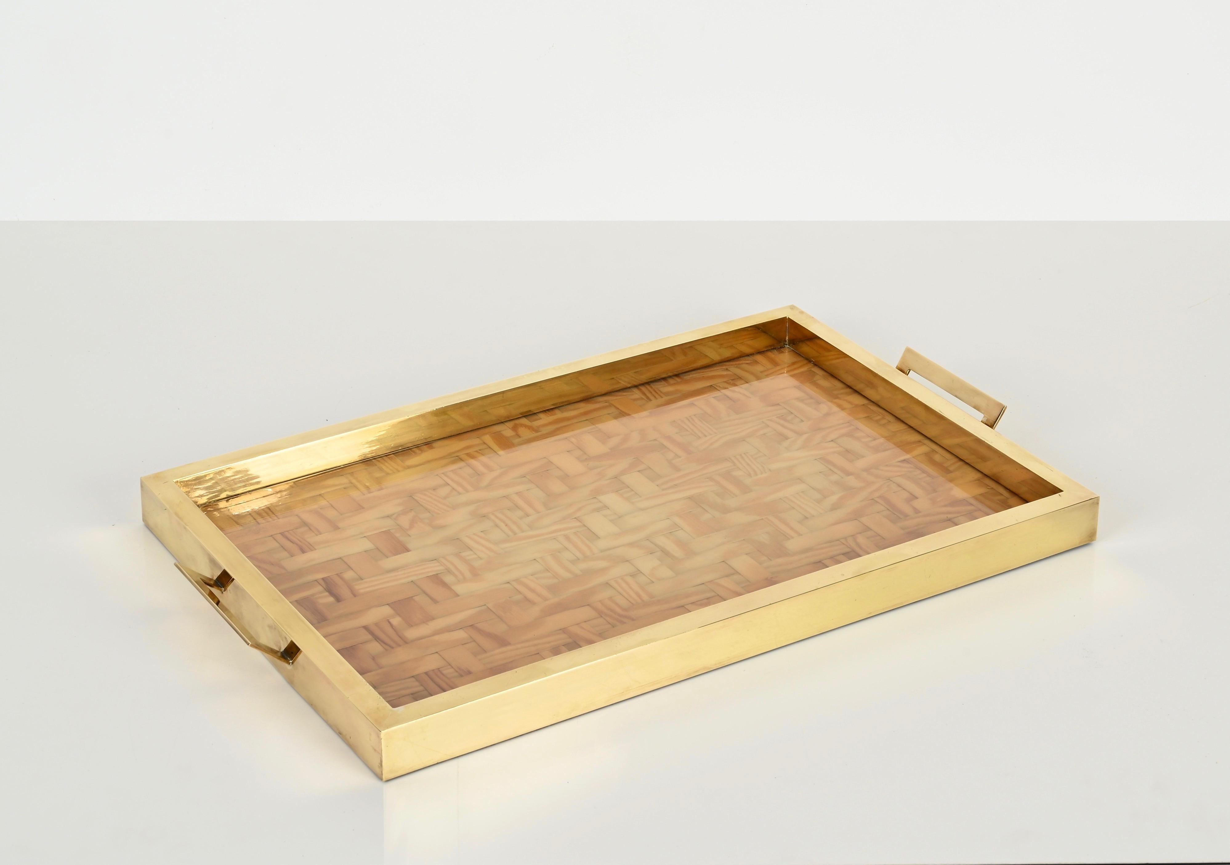 Bandeja para servir de latón, lucita y ratán de mediados de siglo, Italia Años 70 en venta 3