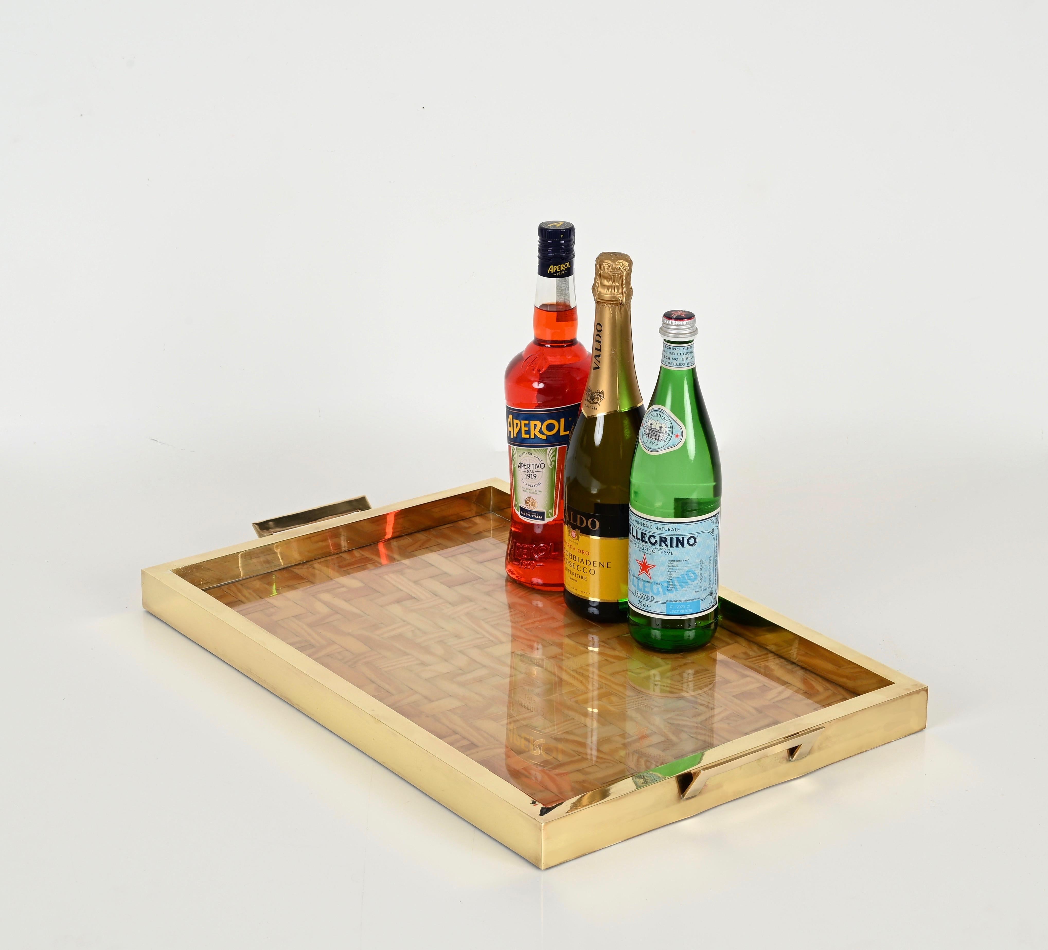 Maravillosa bandeja rectangular grande de mediados de siglo para servir, en una fantástica combinación de latón, lucita transparente y cañas de ratán prensado.  Esta bandeja elegante y única se fabricó en Italia durante la década de 1970. 

Esta