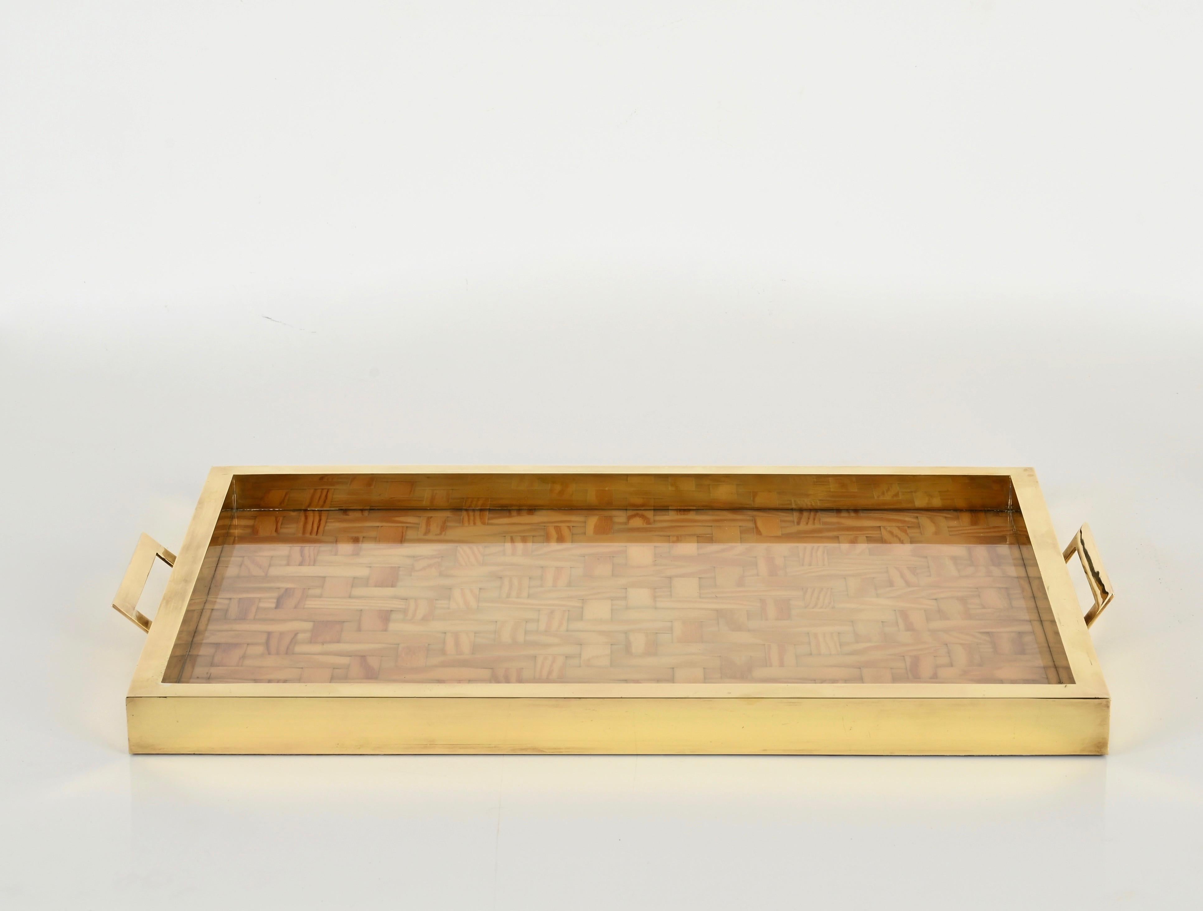 Bandeja para servir de latón, lucita y ratán de mediados de siglo, Italia Años 70 Italiano en venta