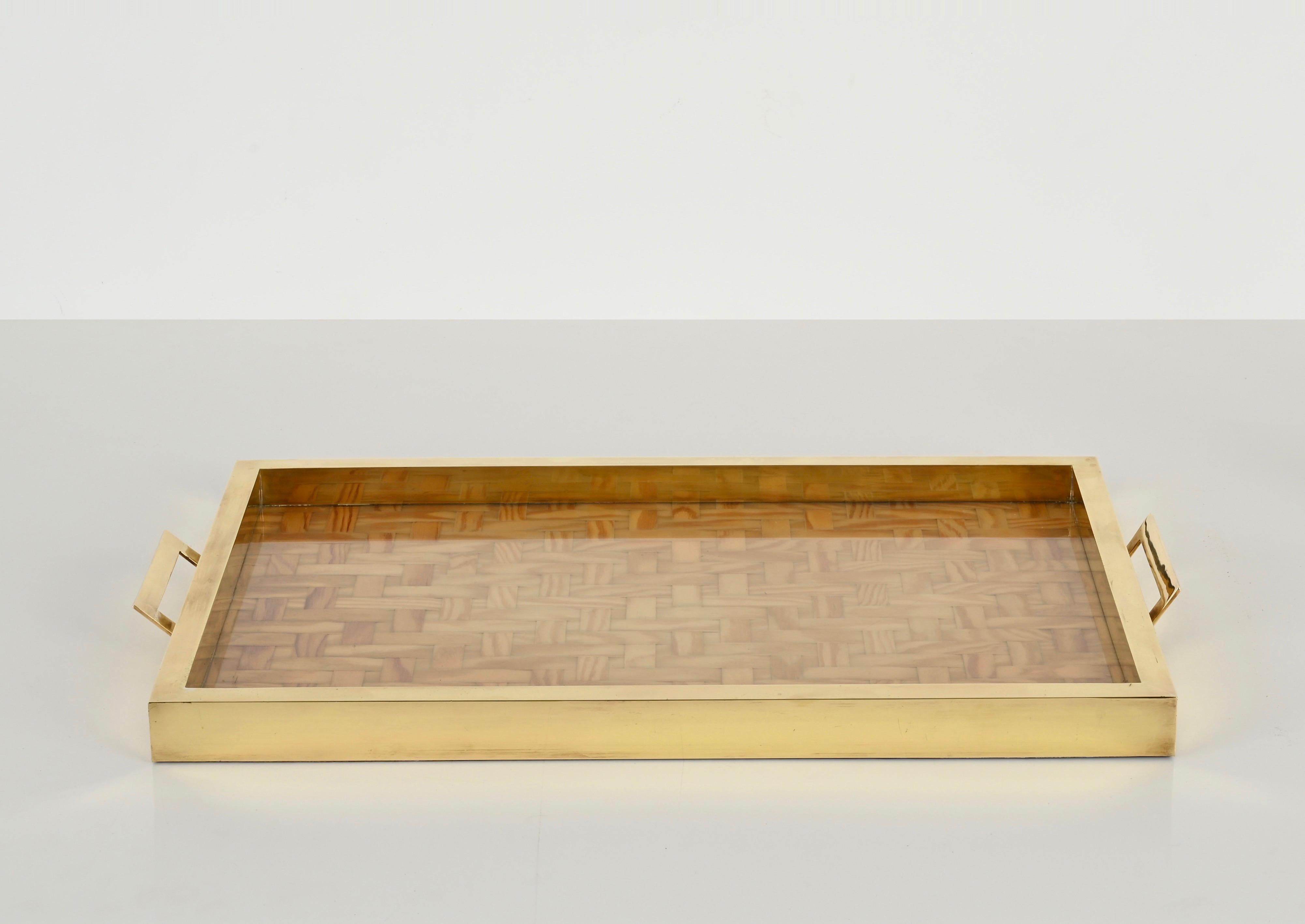 Bandeja para servir de latón, lucita y ratán de mediados de siglo, Italia Años 70 siglo XX en venta