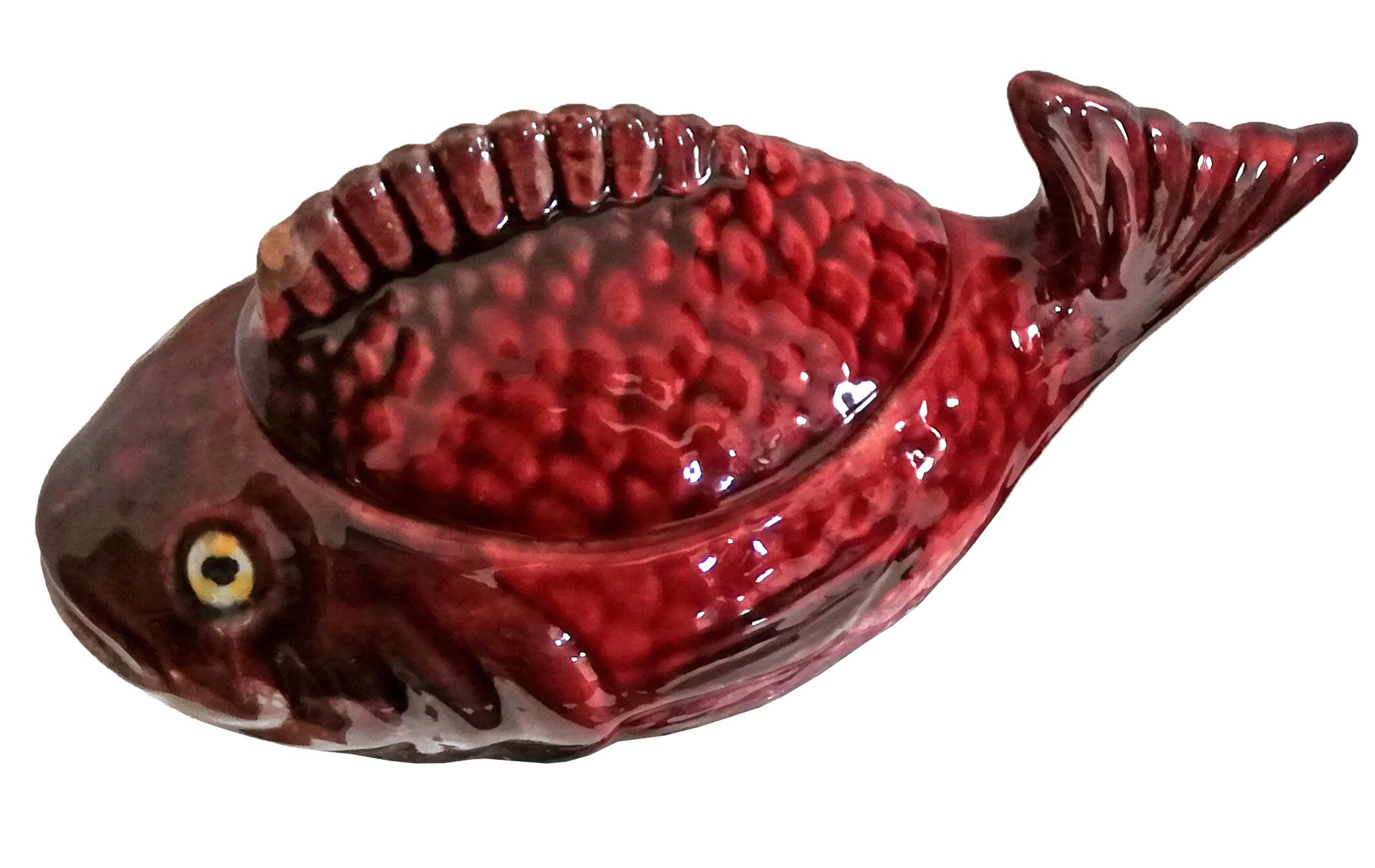 Set Mediados de Siglo Majolica Pescado Rojo Cerámica Cubierta Sopera Caja Sal y Pimienta Cerámico en venta
