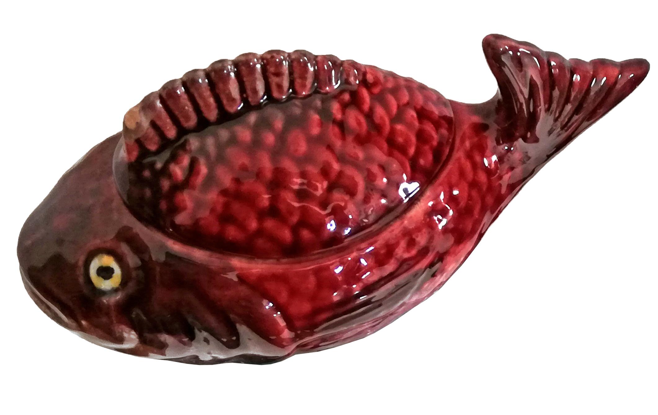 Midcentury Set Majolica Red Fish Ceramic Covered Sauce Tureen Box Salt & Pepper In Good Condition For Sale In Coimbra, PT