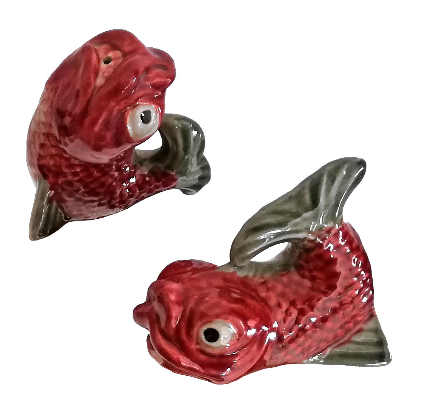 Ensemble du milieu du siècle Majolica Poisson rouge Boîte à sauce couverte en céramique Soupière Sel & Poivre en vente 1