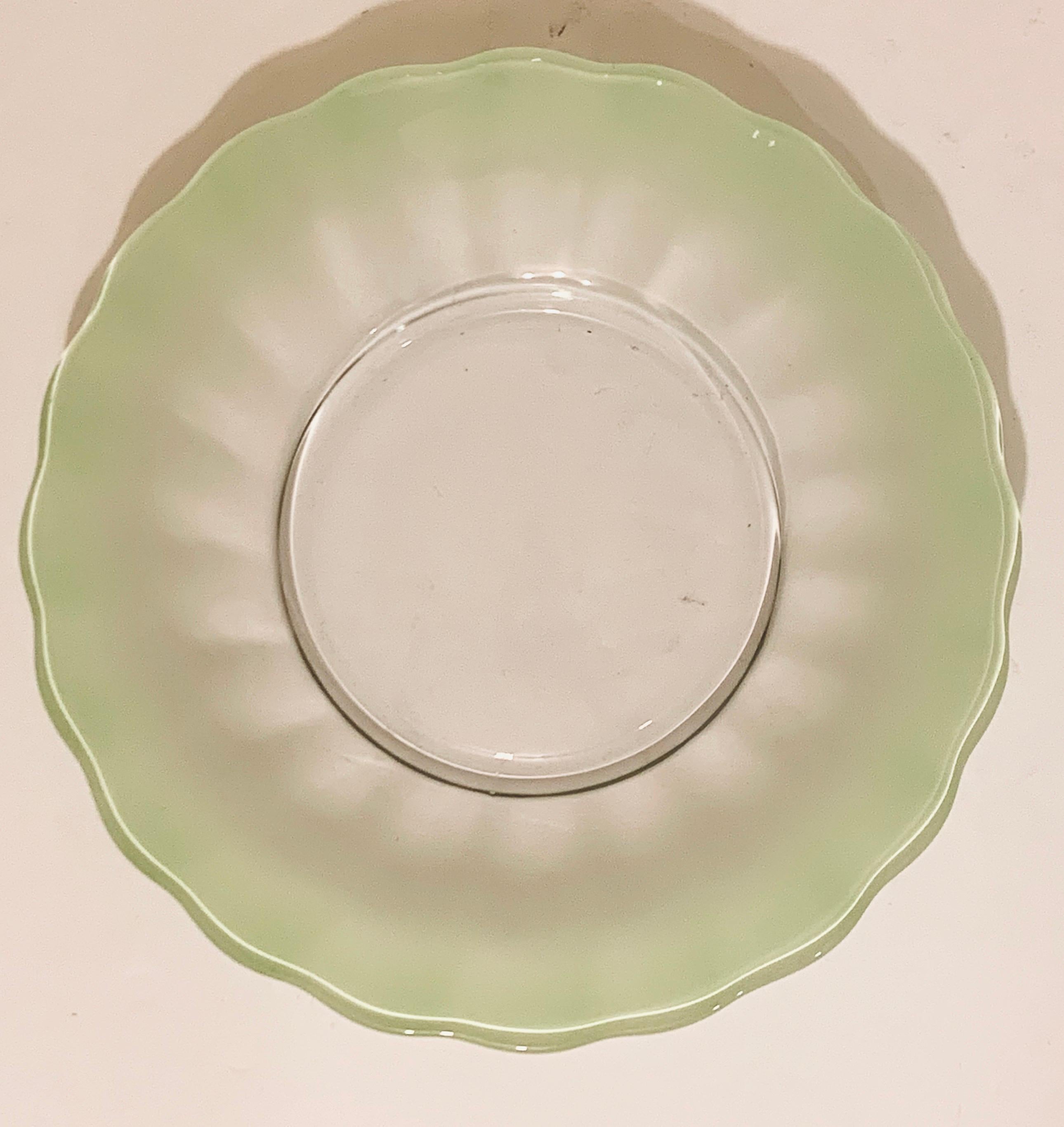 Mid-Century moderno Set di 10 piatti traslucidi verdi in vetro artistico del Medioevo con bordi smerlati in vendita
