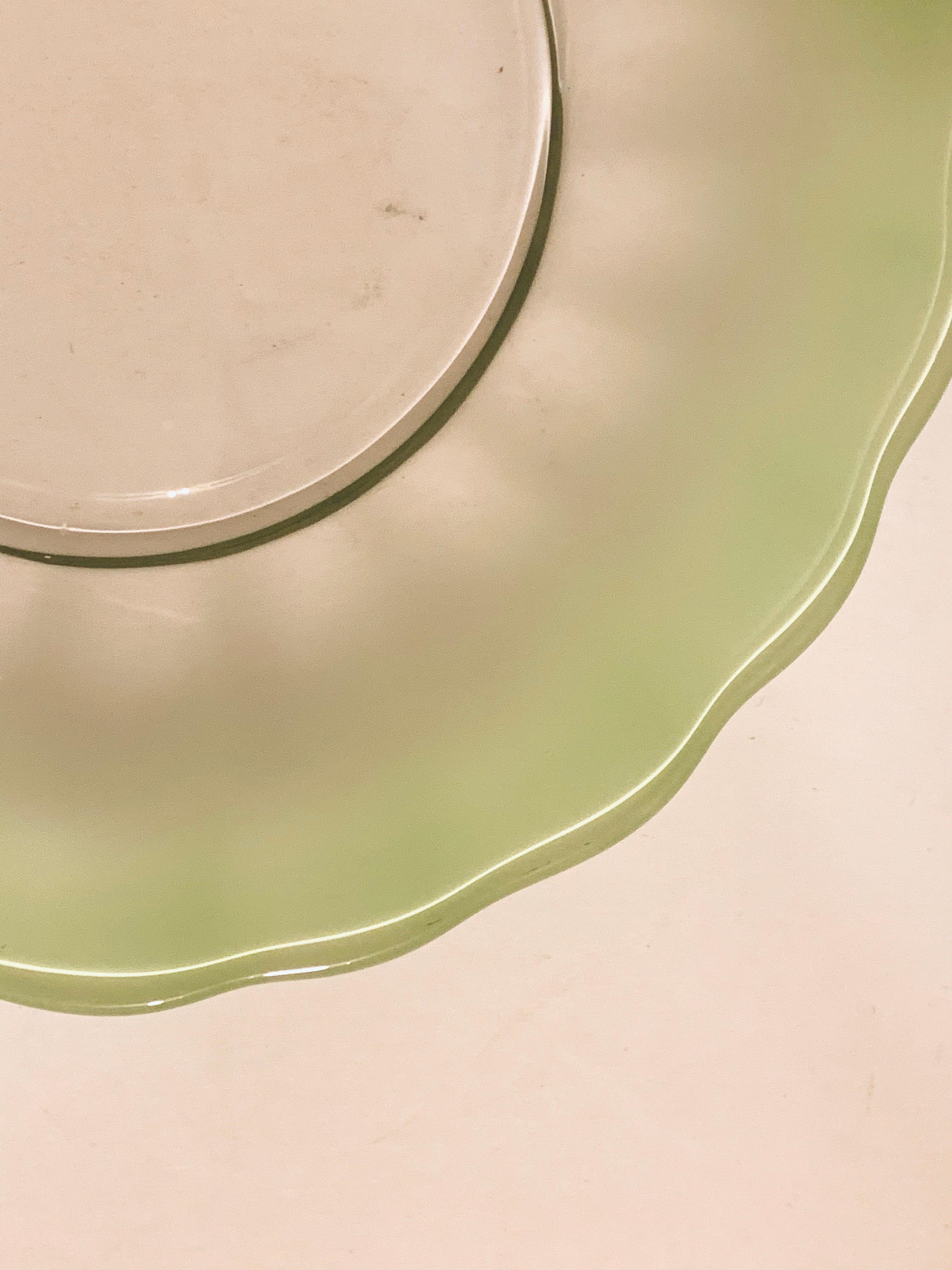 italien Ensemble de 10 assiettes translucides en verre d'art vertes à bords festonnés du milieu du siècle dernier en vente