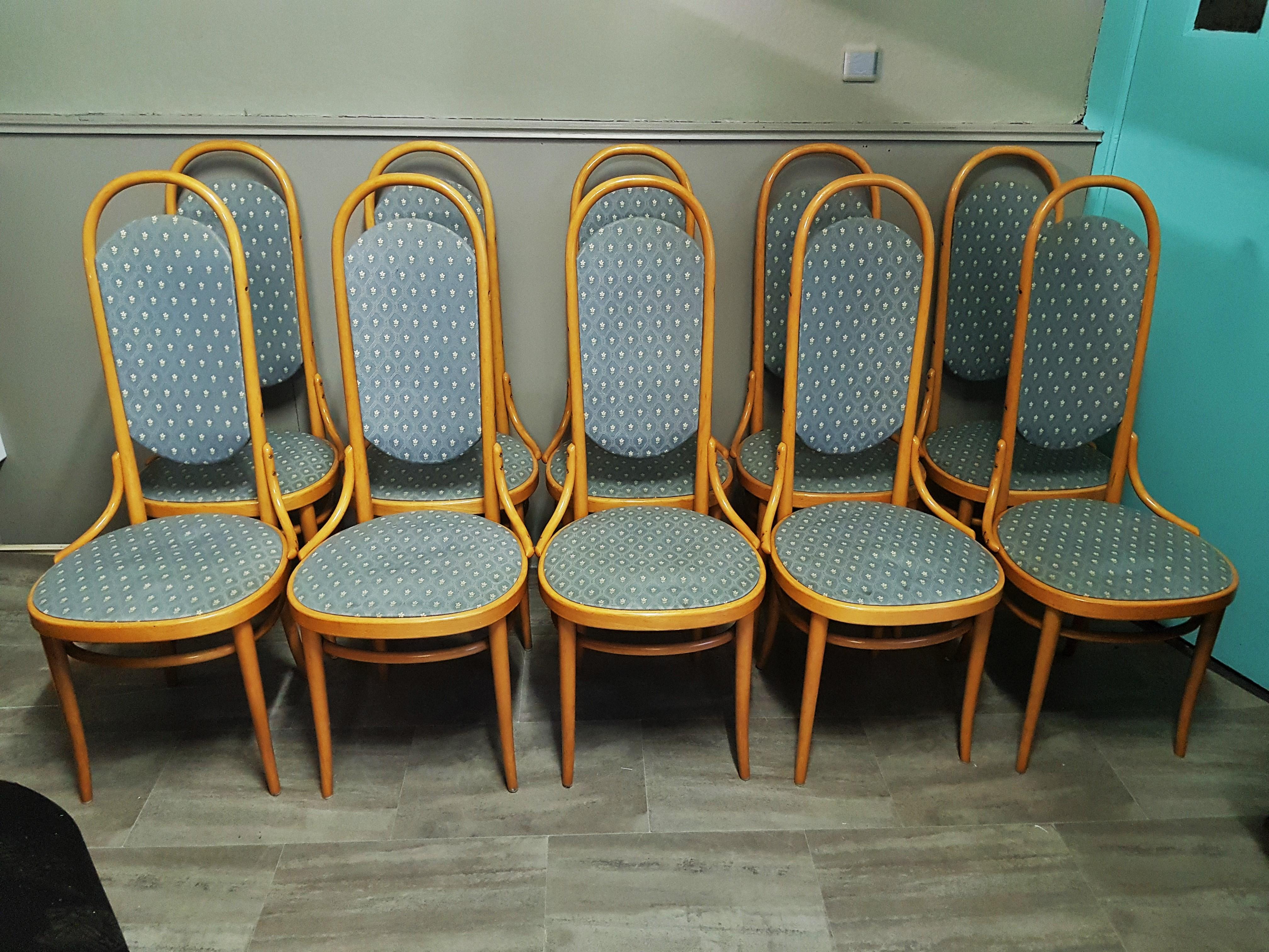 Set of 10 Thonet high back bentwood beech chairs.

Solid and stable. Signed.

Fabric can be changed easily.