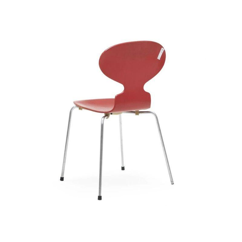 Ensemble de 12 chaises Fourmi du milieu du siècle dernier, par Arne Jacobsen pour Fritz Hansen, vers les années 1960.

Cadre en bois laqué rouge et métal.

.