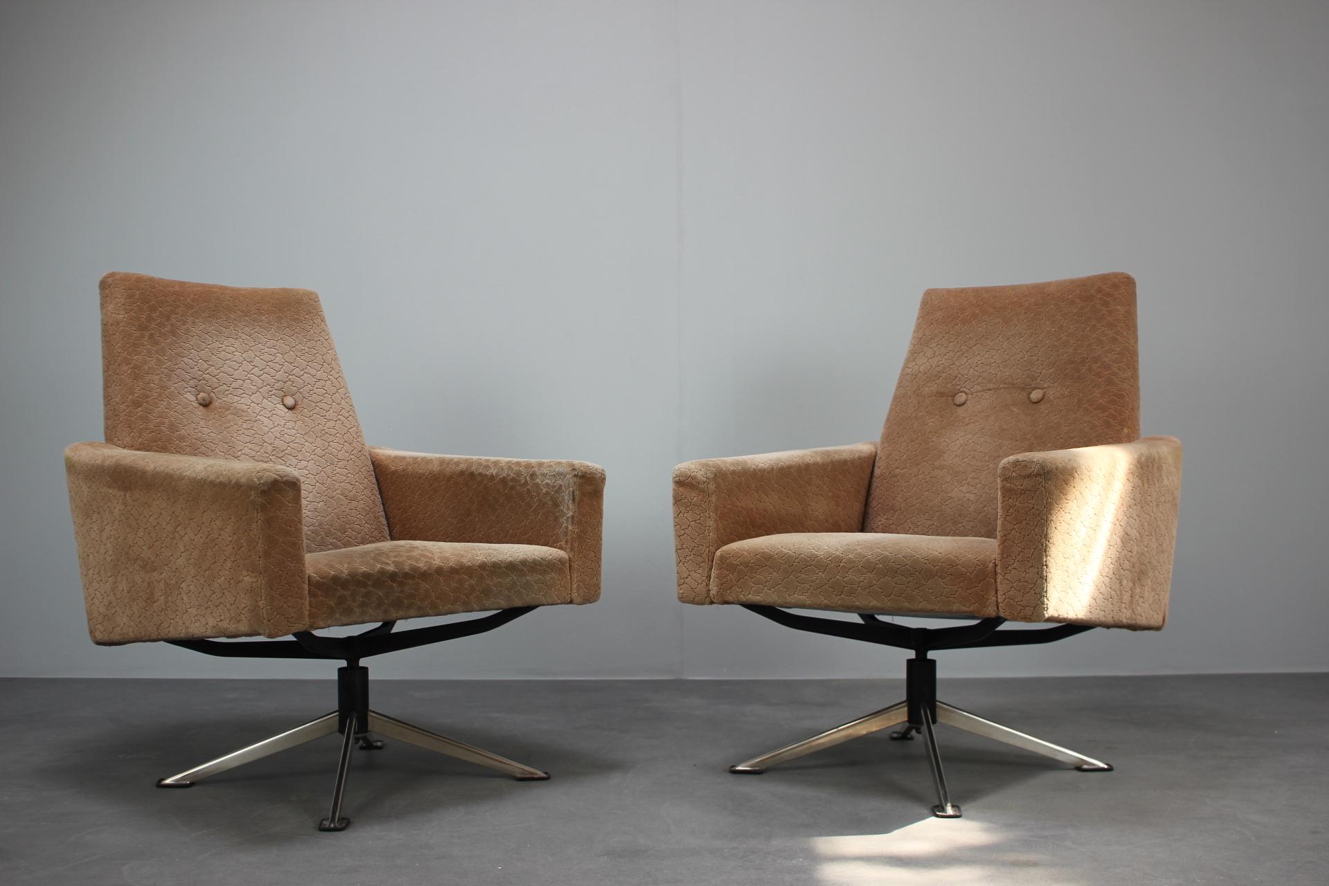 - Set di 2 poltrone di metà secolo, anni '70,
- in tessuto e metallo
- L'altezza della seduta delle poltrone è di 41 cm,
- presenta segni di usura e di età (graffi, etc.),
- in buone condizioni originali