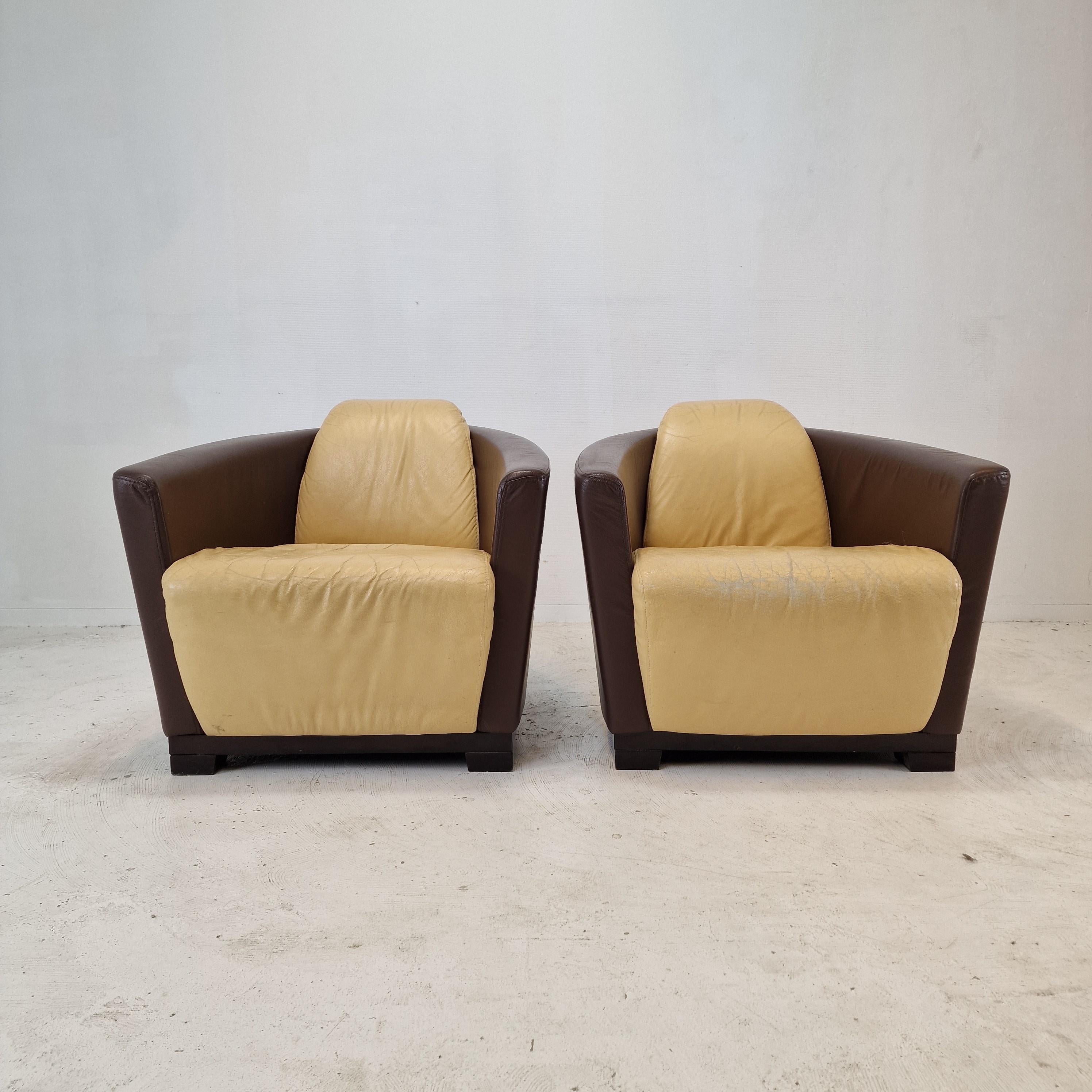 Très bel ensemble de 2 chaises Club ou Lounge, fabriquées par Calia en Italie dans les années 80. 

Réalisé avec un cadre en bois massif et un très beau cuir beige et marron.
Le cuir de haute qualité est en état d'usage et a une belle patine (voir