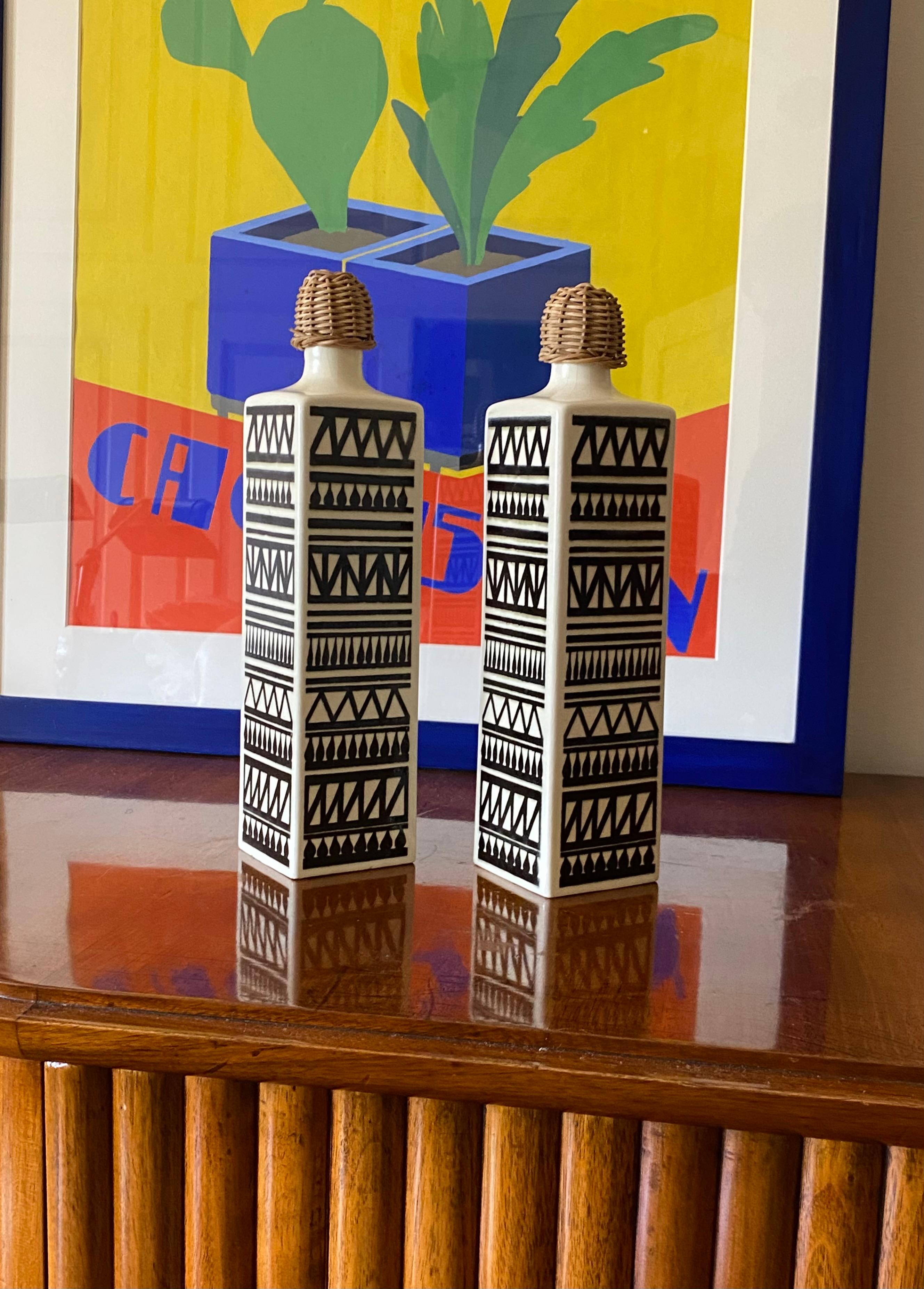 Set de 2 bouteilles en céramique du milieu du siècle 

Staffel Limburg Allemagne, 1960

Marqué sur la base

H 29 cm - 7 x 7 cm

État : parfait, comme neuf
