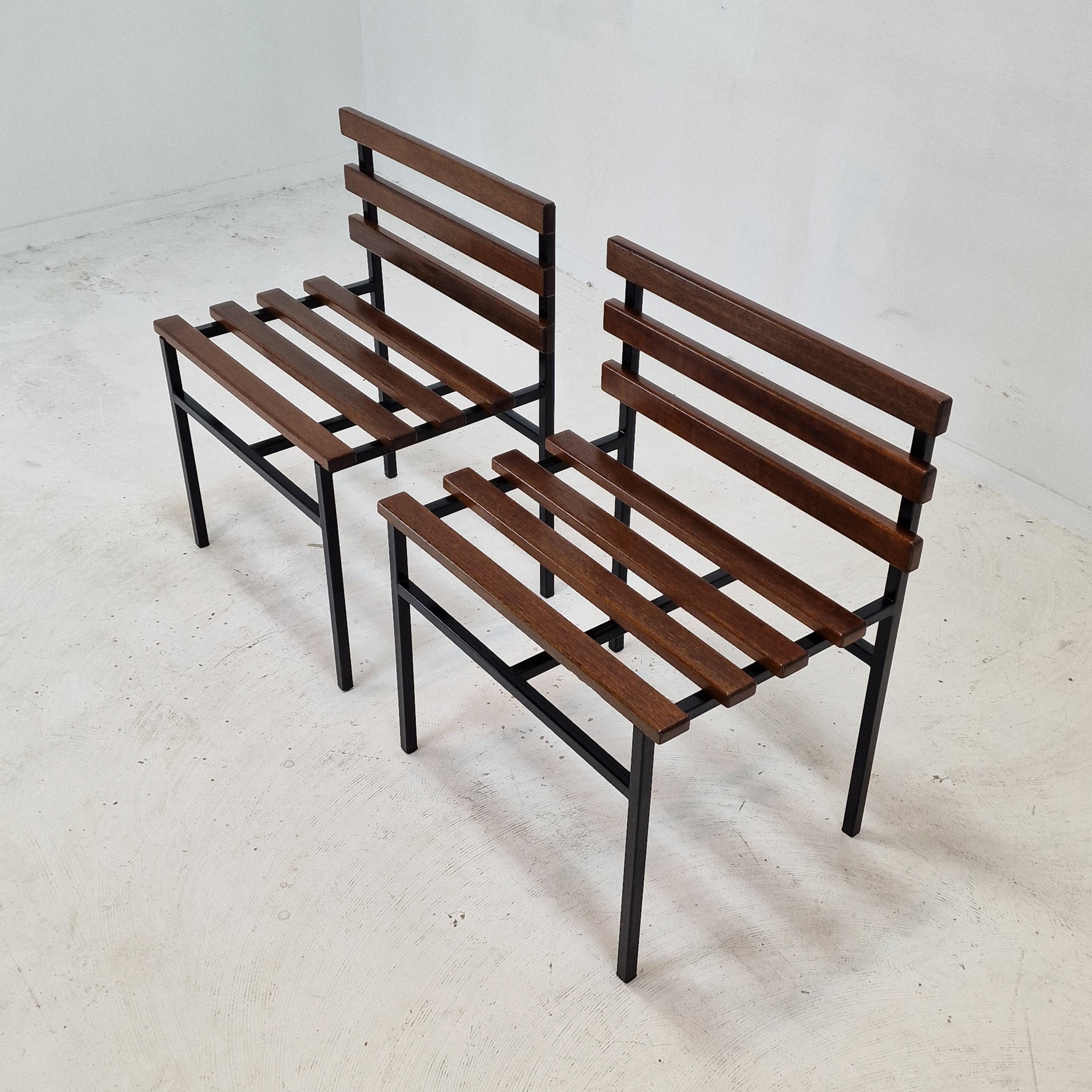 Satz von 2 Stühlen oder Bänken aus Teakholz, Italien, 1960er Jahre (Mitte des 20. Jahrhunderts) im Angebot