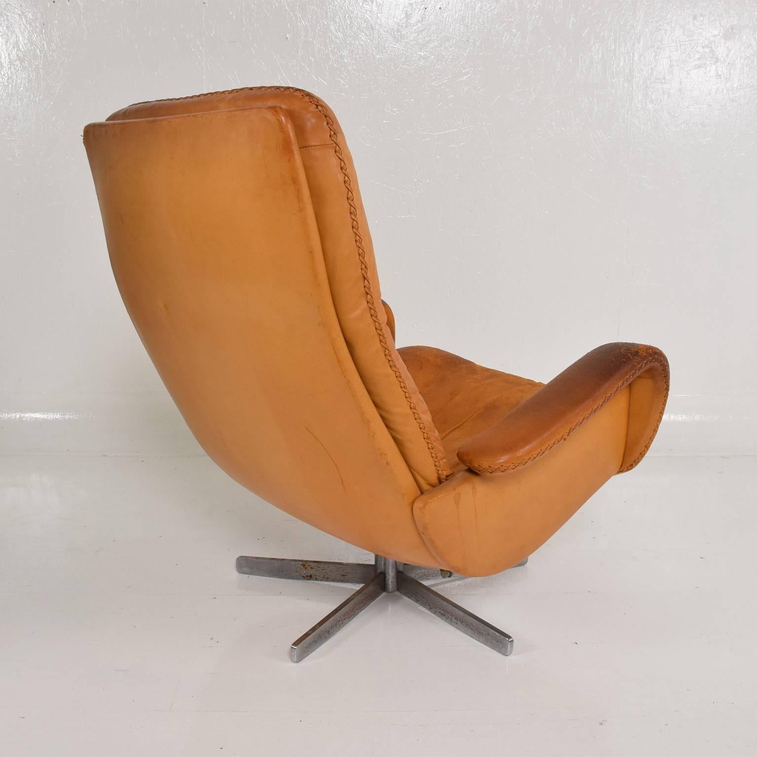 Midcentury Set of Two De Sede S 231 James Bond Swivel Arm Lounge Chairs, 1960s In Distressed Condition In Chula Vista, CA