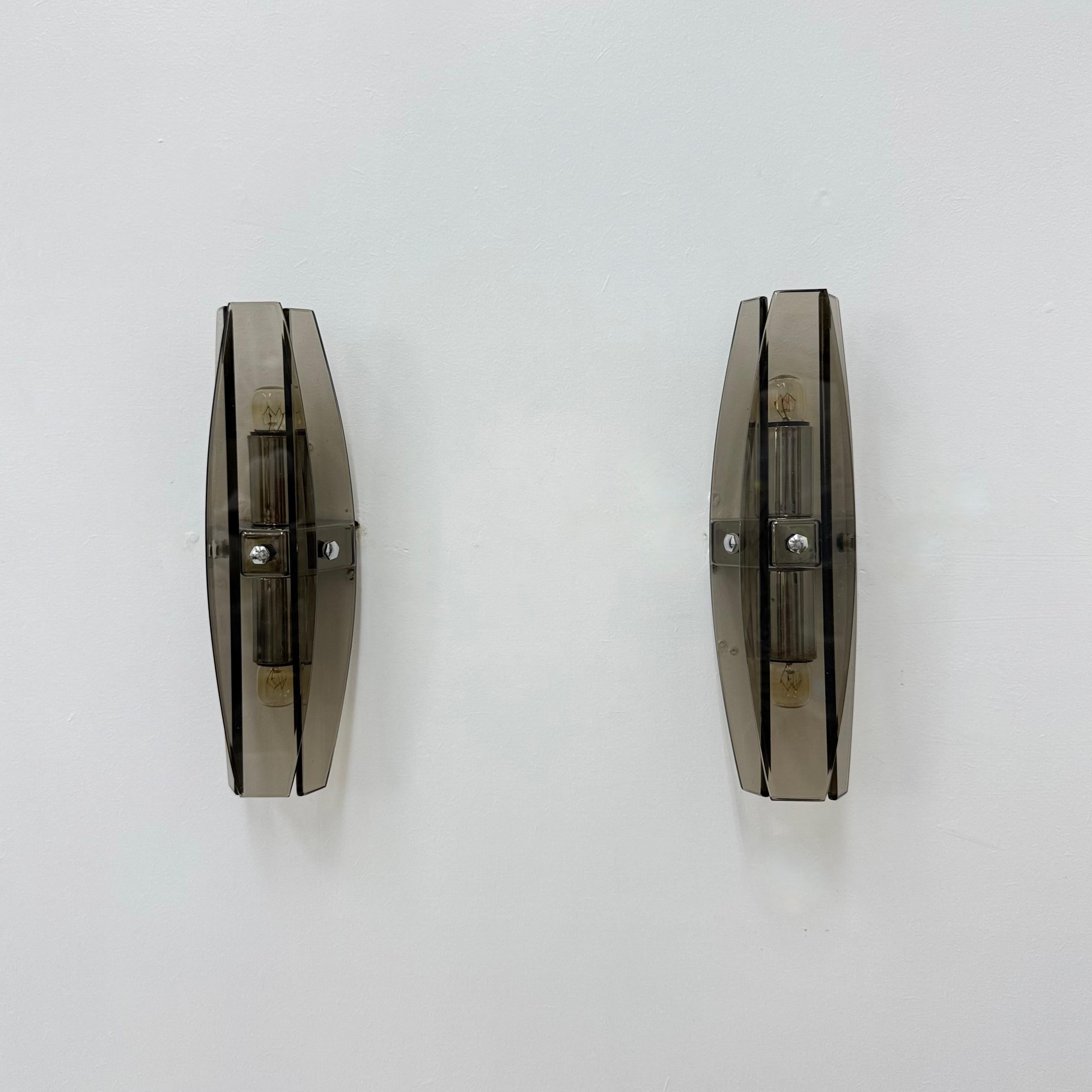 Ensemble de 2 lampes murales en verre Veca , années 1970 en vente 9