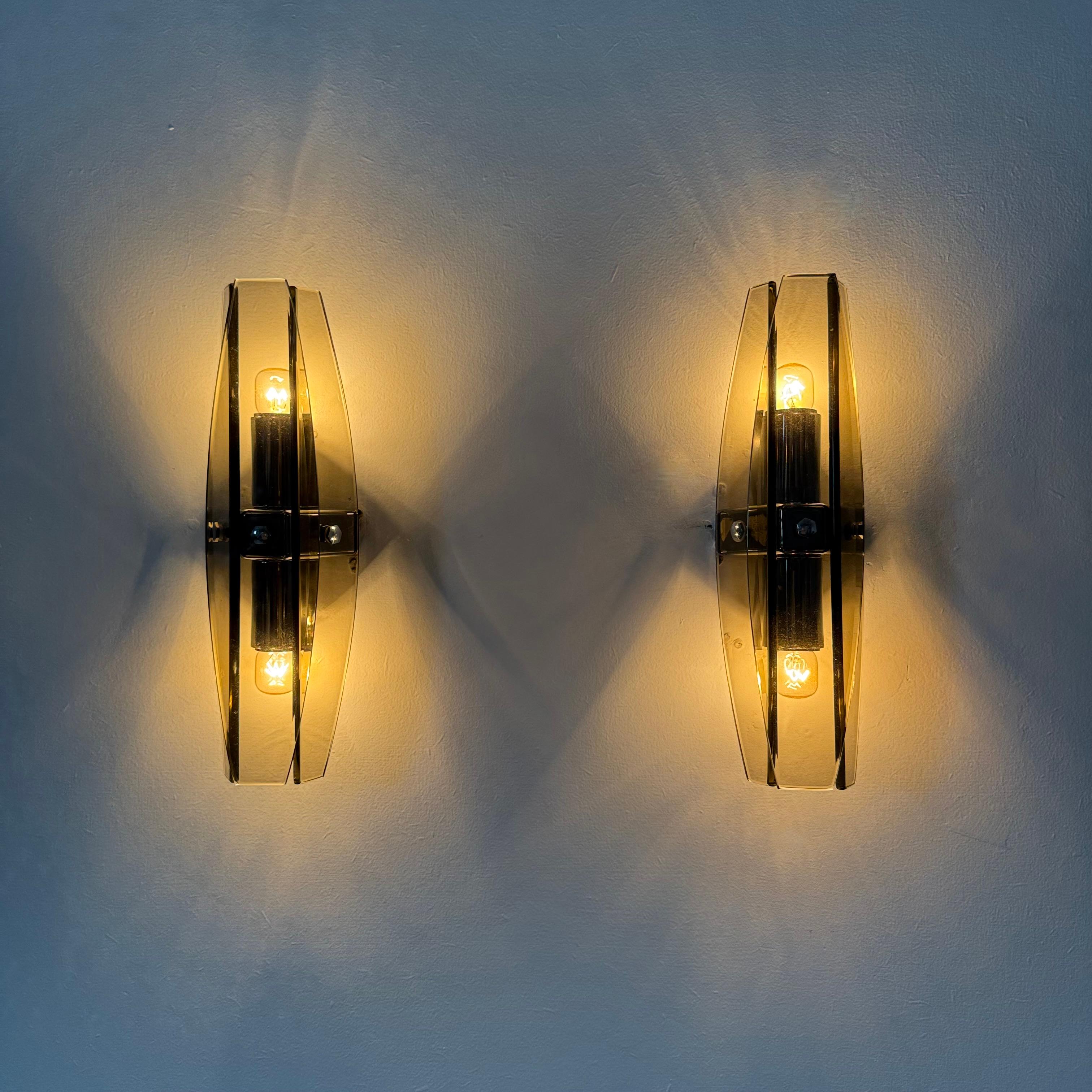 Mid-Century Modern Ensemble de 2 lampes murales en verre Veca , années 1970 en vente