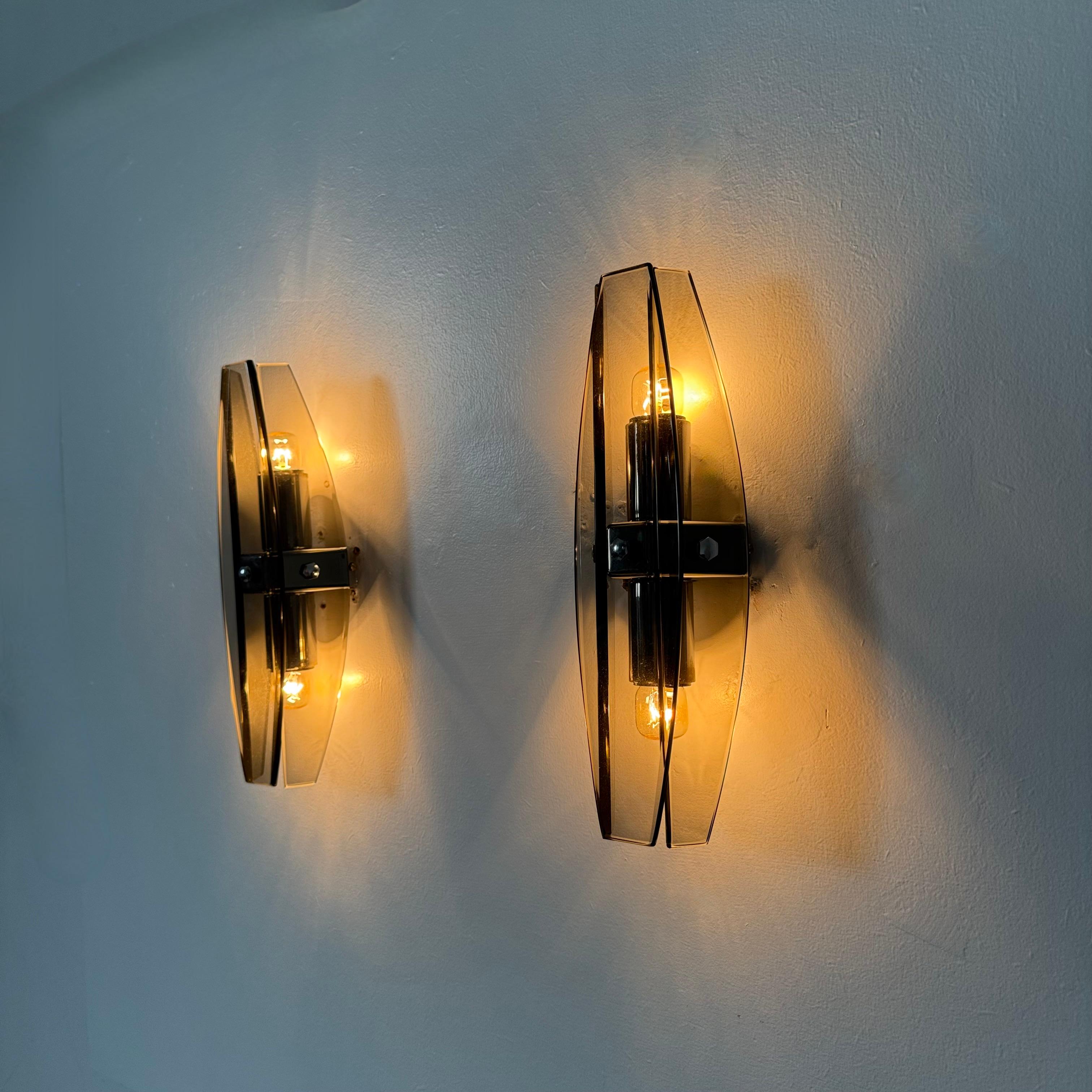 Ensemble de 2 lampes murales en verre Veca , années 1970 en vente 1