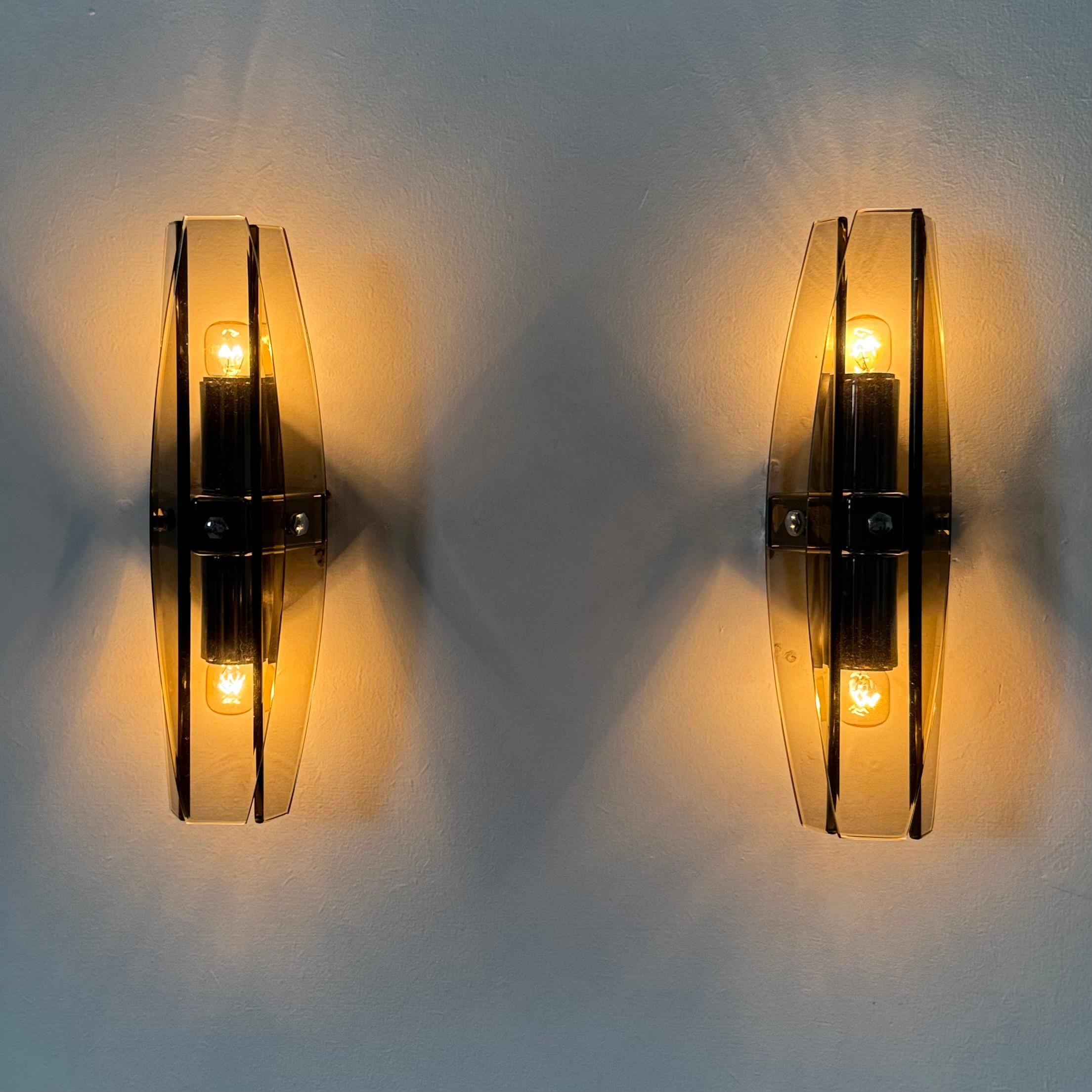 Ensemble de 2 lampes murales en verre Veca , années 1970 en vente 2