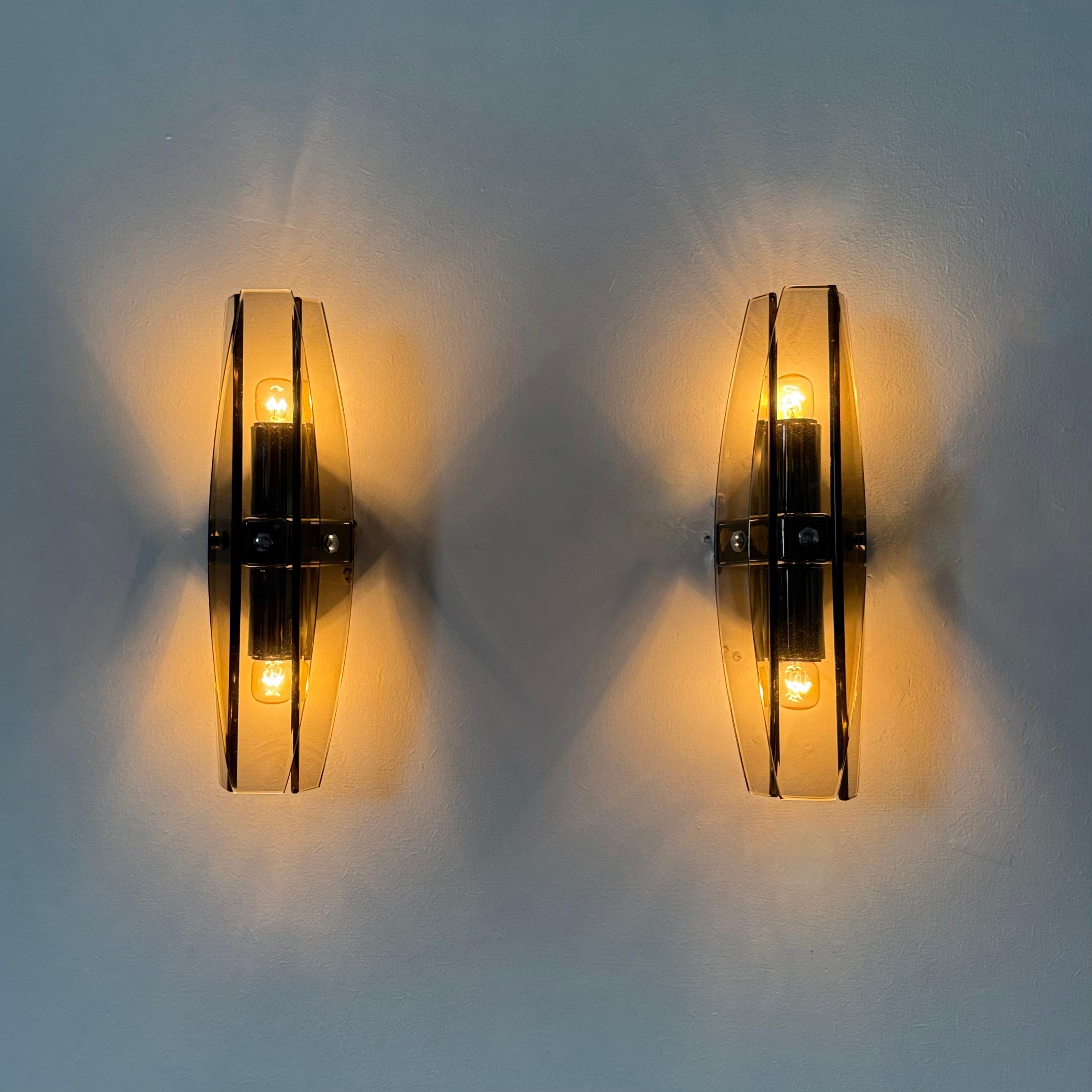 Ensemble de 2 lampes murales en verre Veca , années 1970 en vente 3