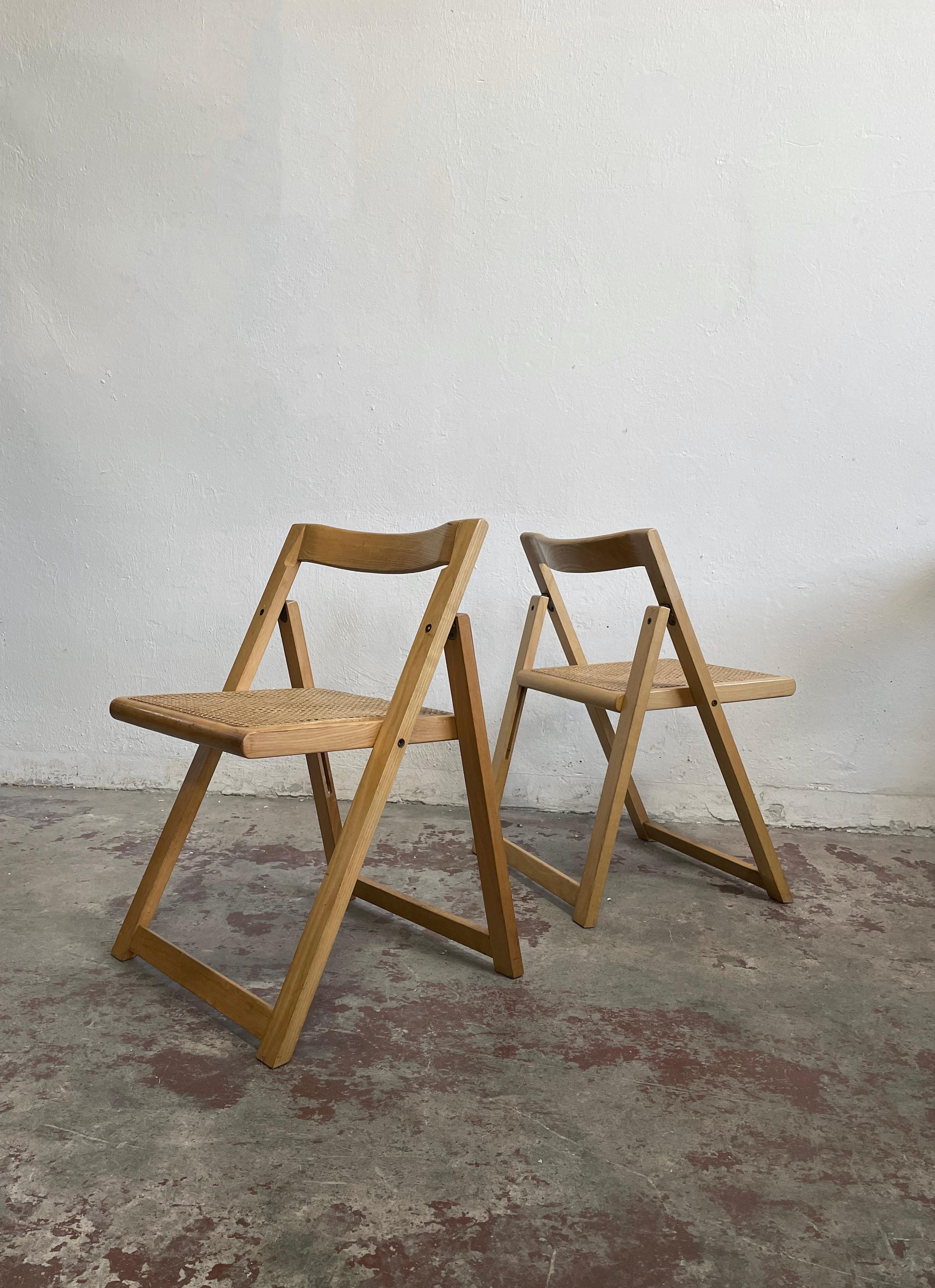 In vendita un set di 2 sedie pieghevoli vintage italiane.

Le sedie sono realizzate con struttura in legno massiccio (faggio) e sedile in canna.

Le sedie riprendono lo stile della famosa sedia 