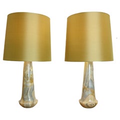 Mid-Century Satz von 2 massiven Marmorlampen mit goldenem Seidenschirm, 1960er, Italien