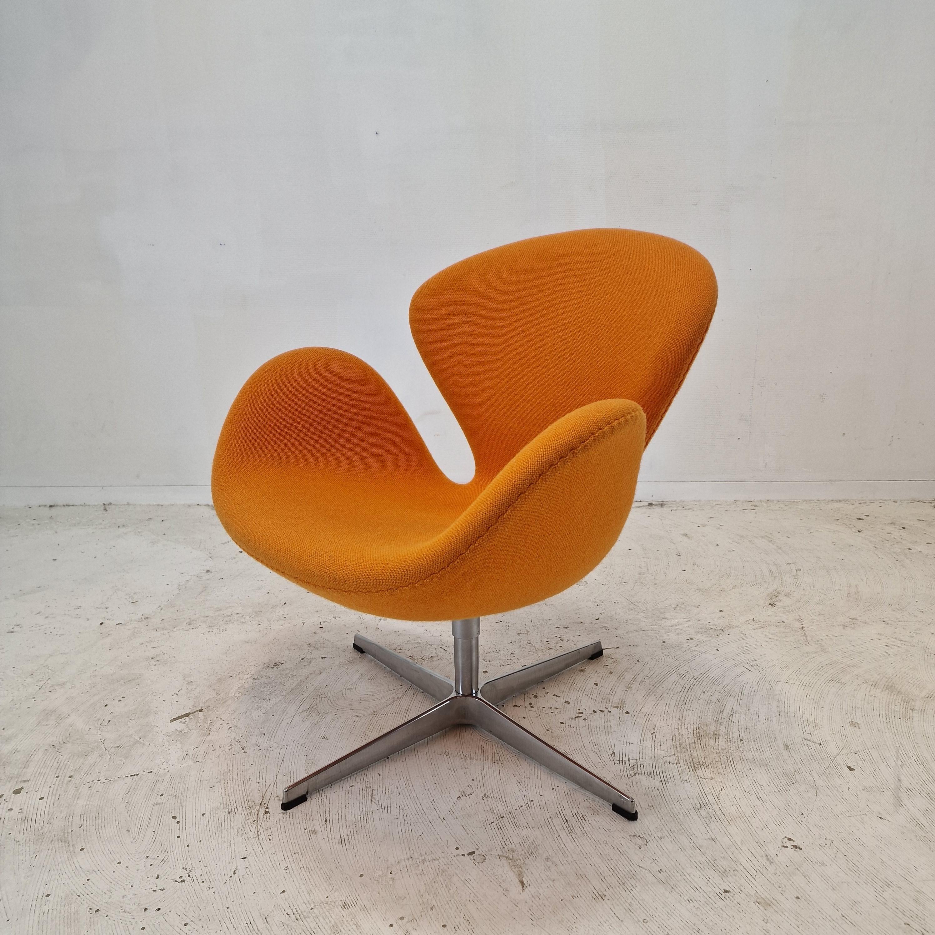 Mid Century Set of 2 Swan Chairs by Arne Jacobsen and Fritz Hansen For Sale 4
