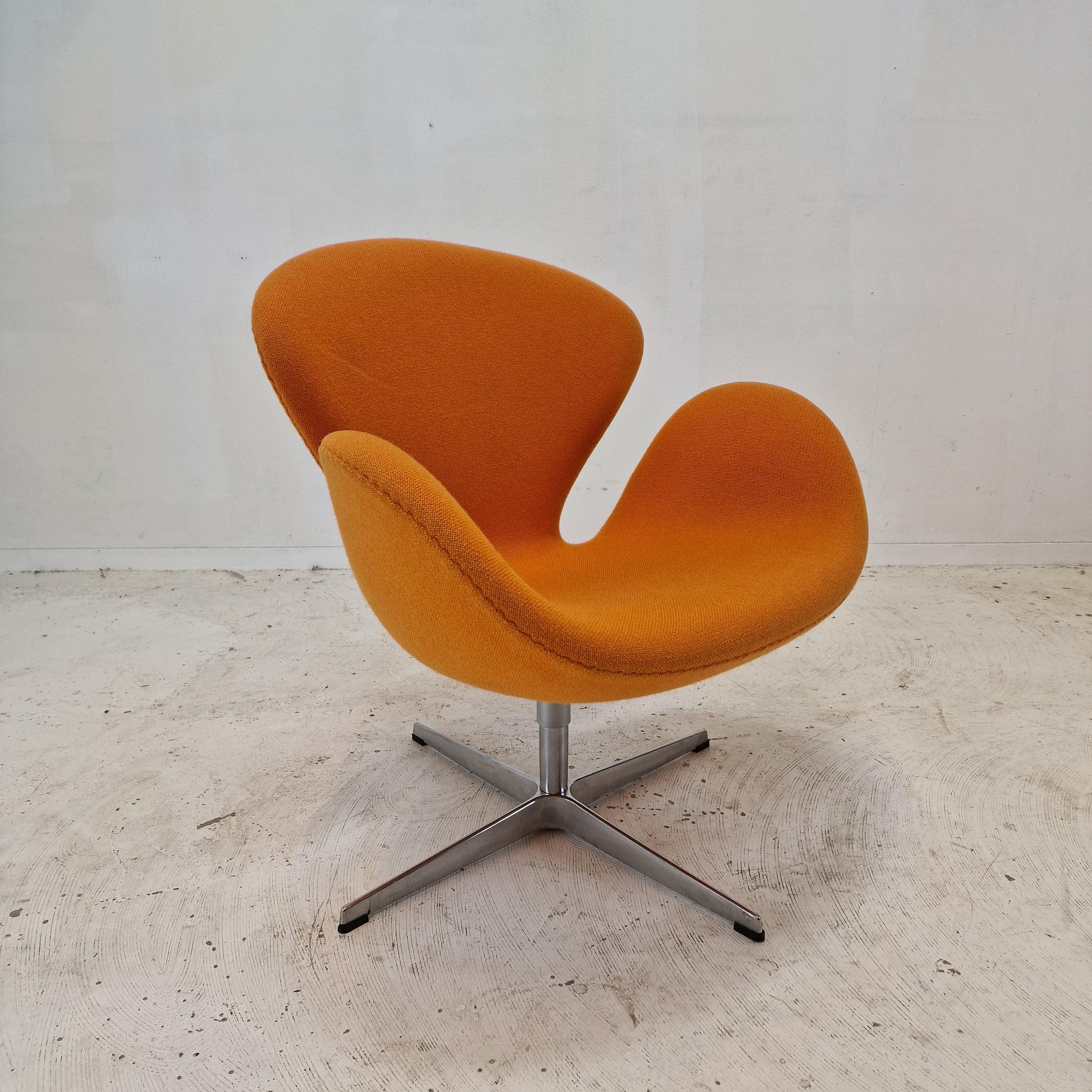 Mid Century Set of 2 Swan Chairs by Arne Jacobsen and Fritz Hansen For Sale 5