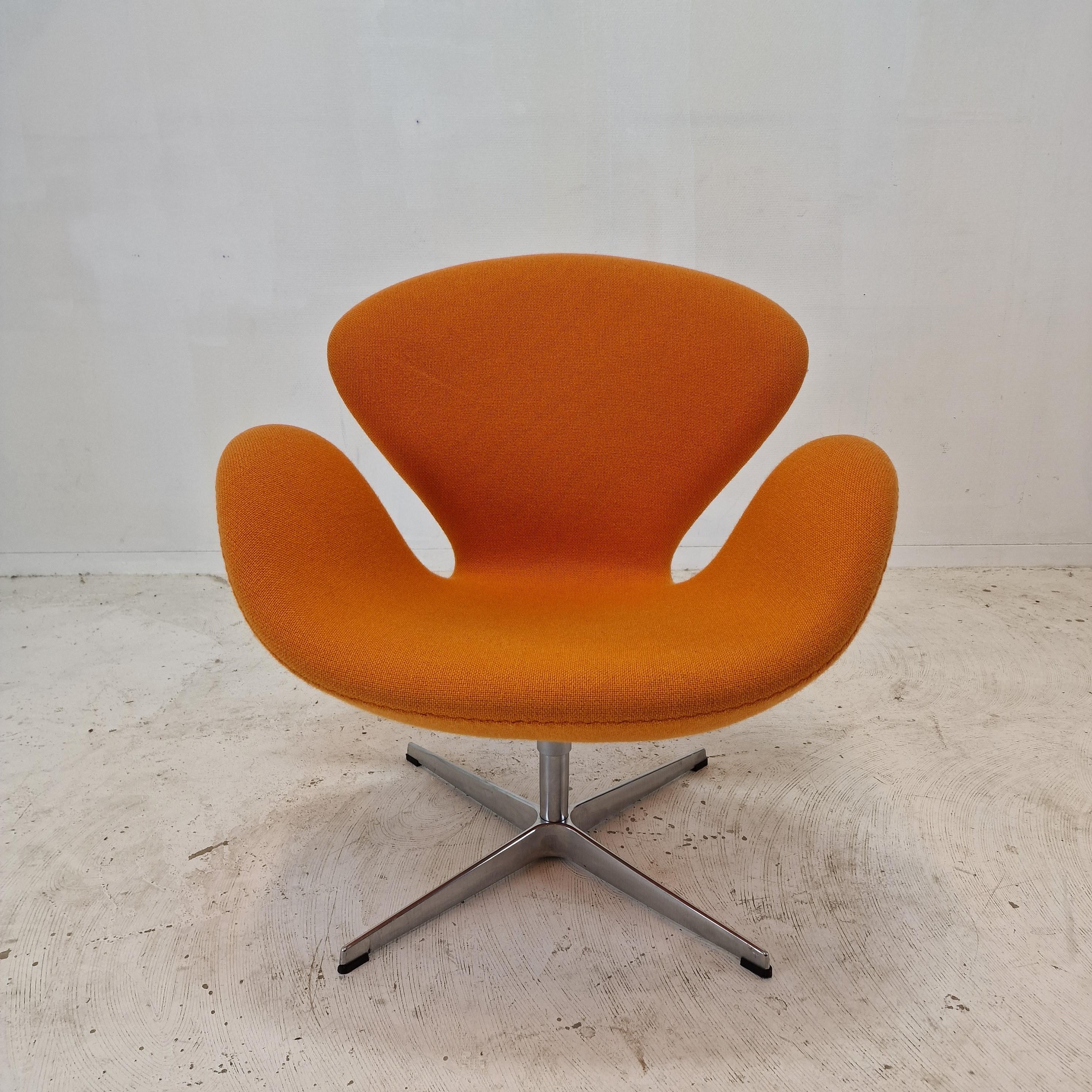 Mid Century Set of 2 Swan Chairs by Arne Jacobsen and Fritz Hansen For Sale 6