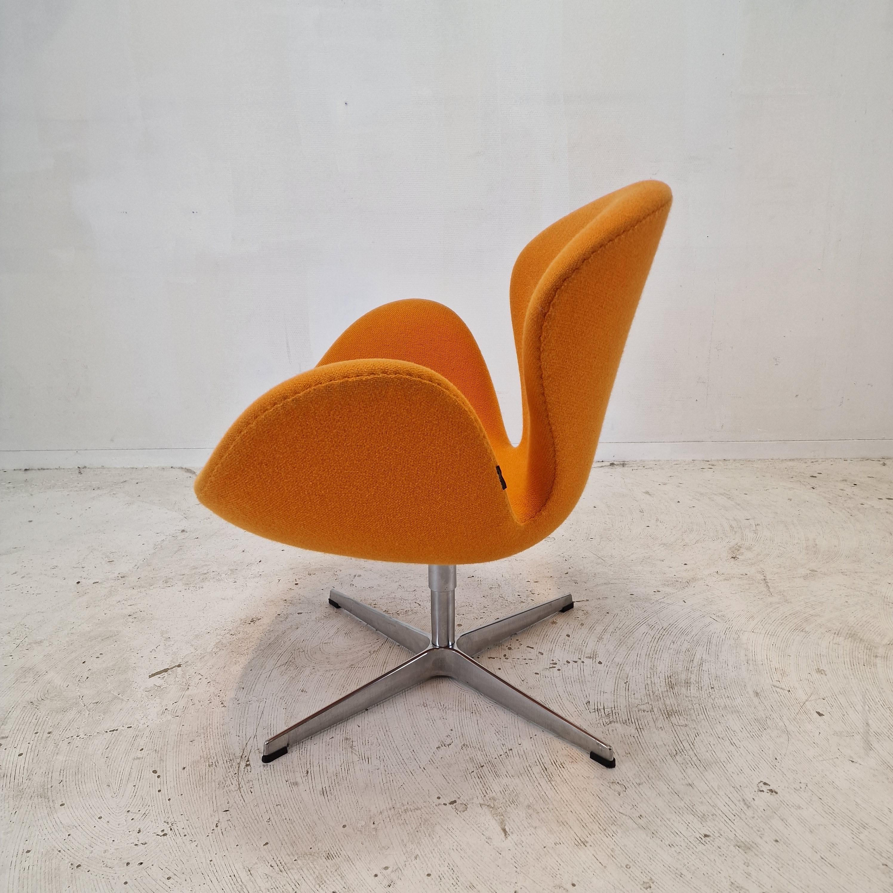 Mid Century Set of 2 Swan Chairs by Arne Jacobsen and Fritz Hansen For Sale 7