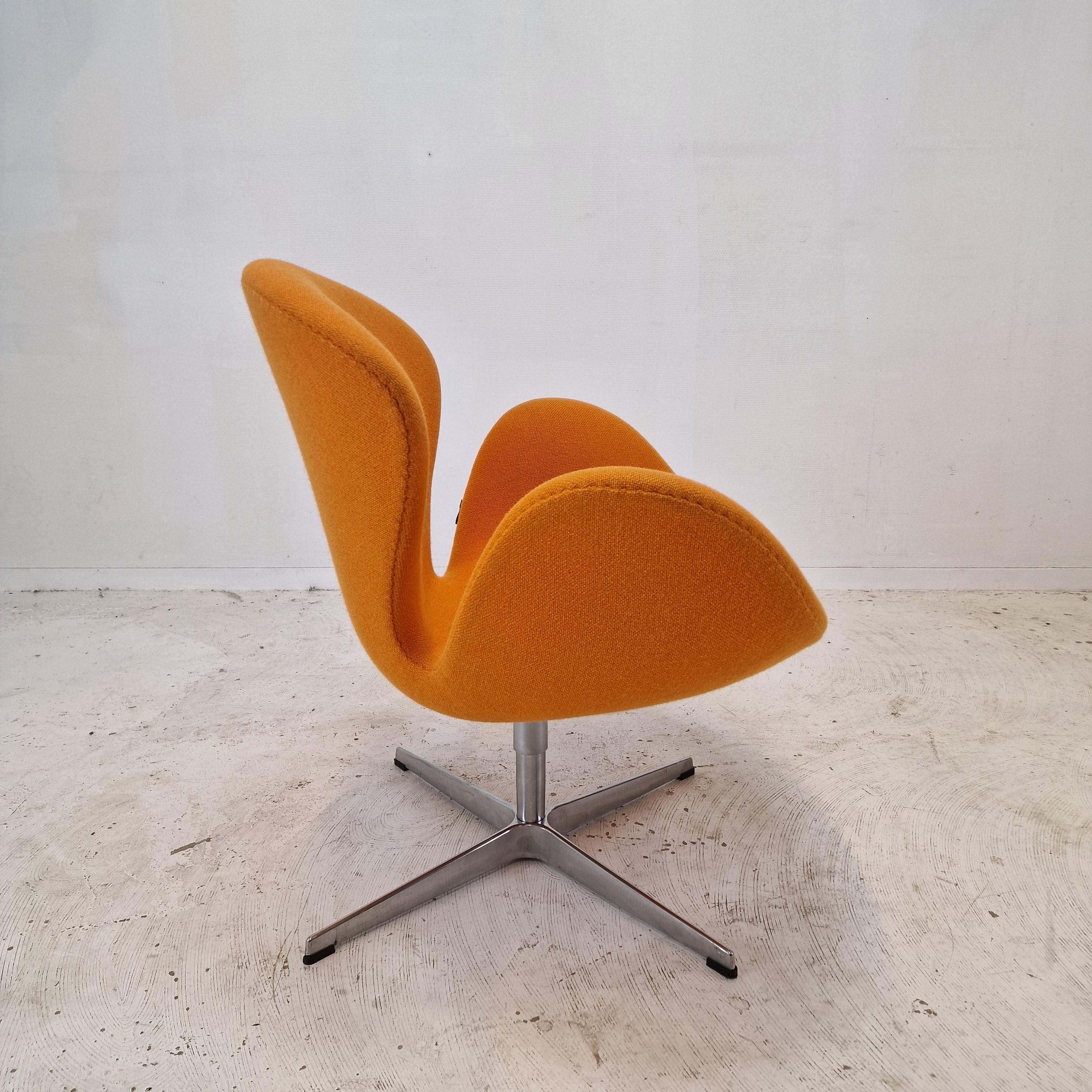 Mid Century Set of 2 Swan Chairs by Arne Jacobsen and Fritz Hansen For Sale 8