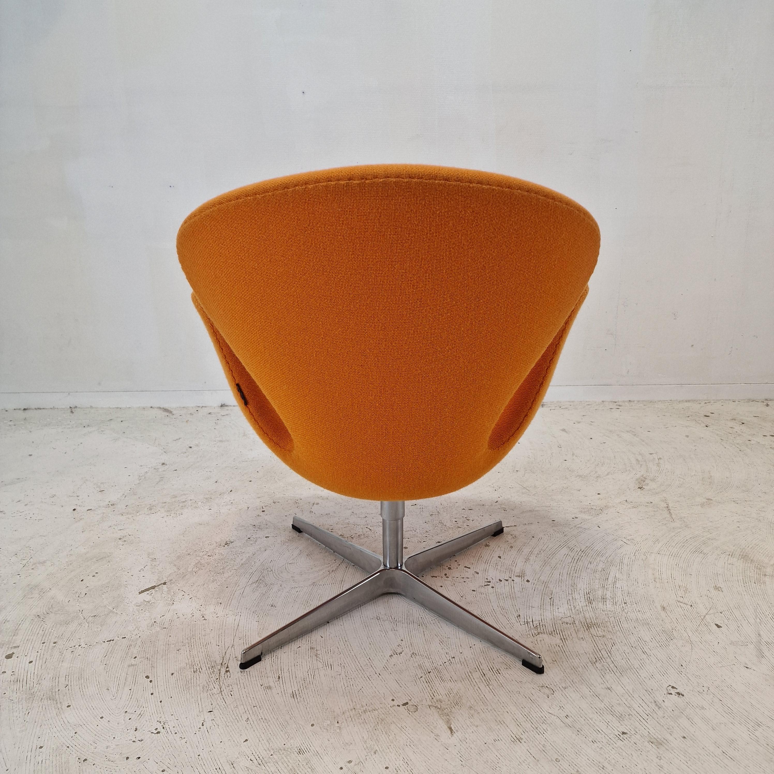 Mid Century Set of 2 Swan Chairs by Arne Jacobsen and Fritz Hansen For Sale 9
