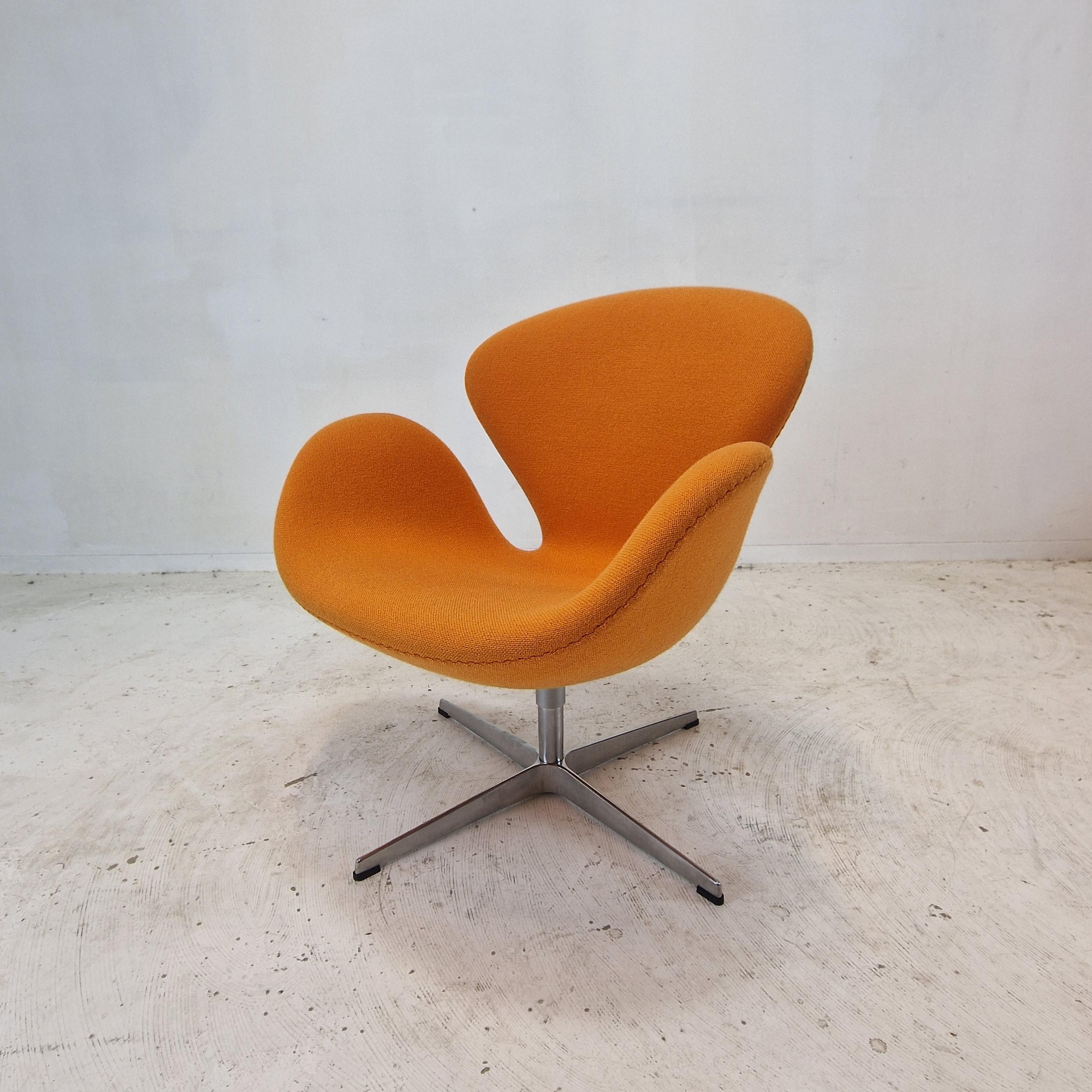 Mid-Century Modern Ensemble de 2 chaises Swan du milieu du siècle par Arne Jacobsen et Fritz Hansen en vente