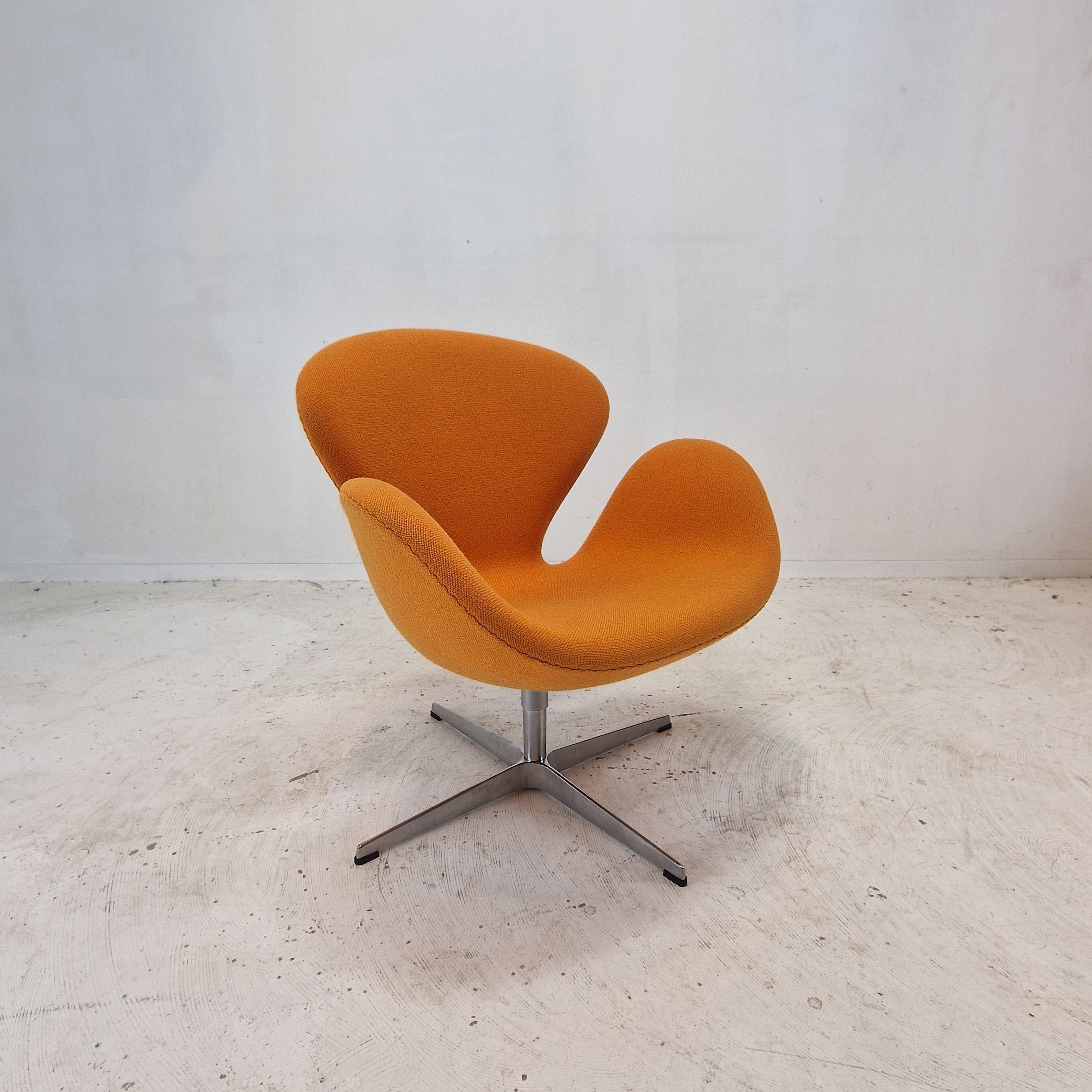 Danish Mid Century Set of 2 Swan Chairs by Arne Jacobsen and Fritz Hansen For Sale
