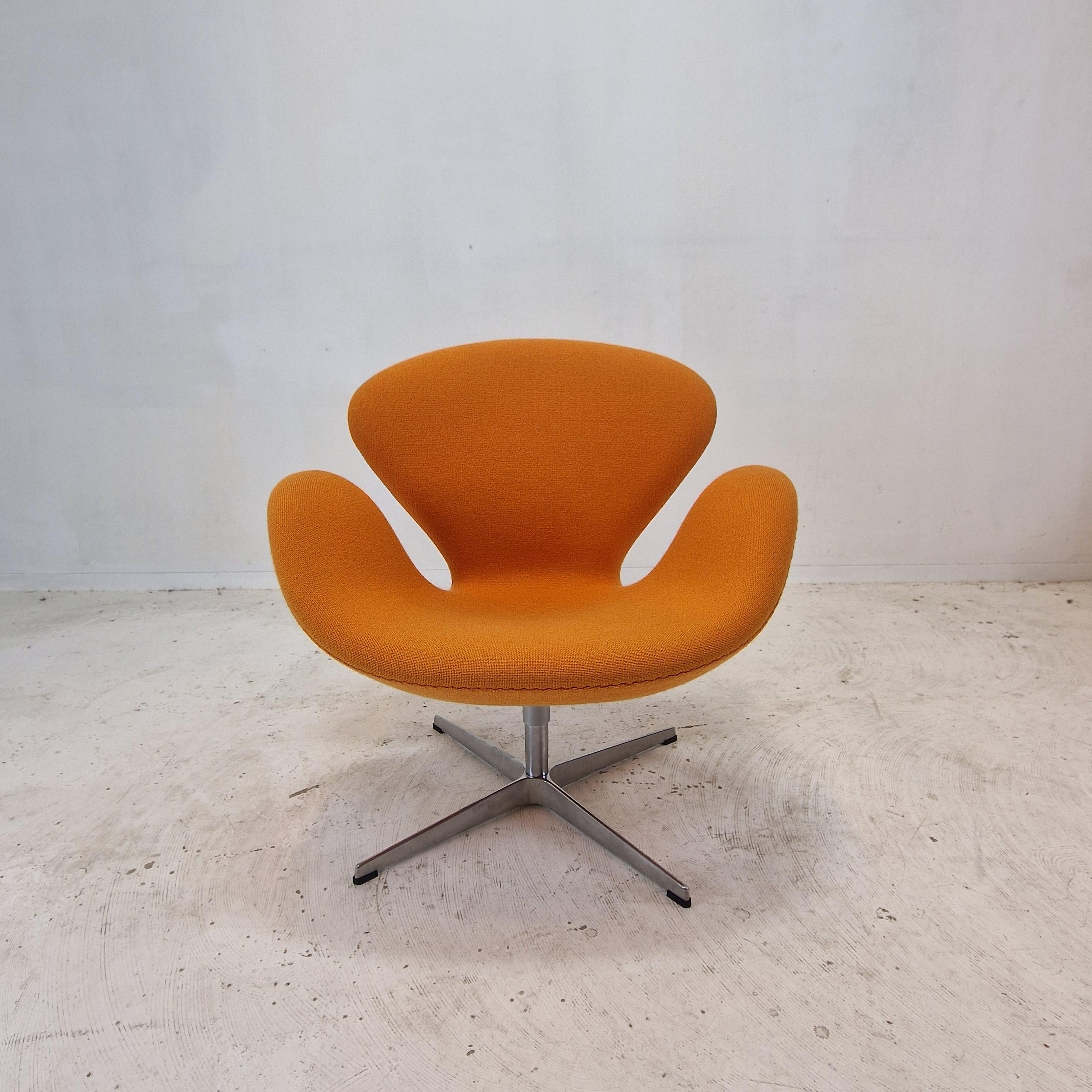 Mid Century Set of 2 Swan Chairs by Arne Jacobsen and Fritz Hansen In Good Condition For Sale In Oud Beijerland, NL