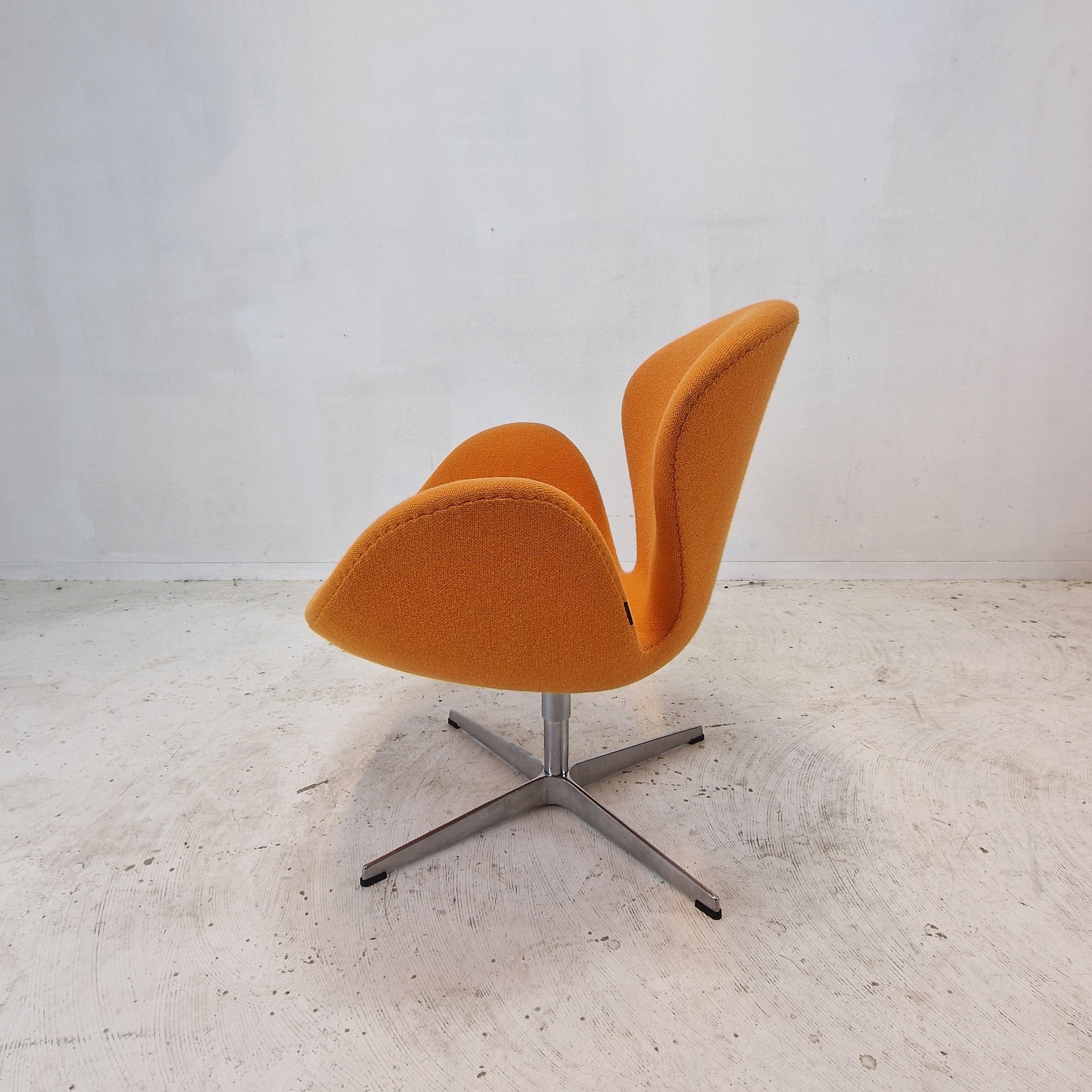 Late 20th Century Mid Century Set of 2 Swan Chairs by Arne Jacobsen and Fritz Hansen For Sale