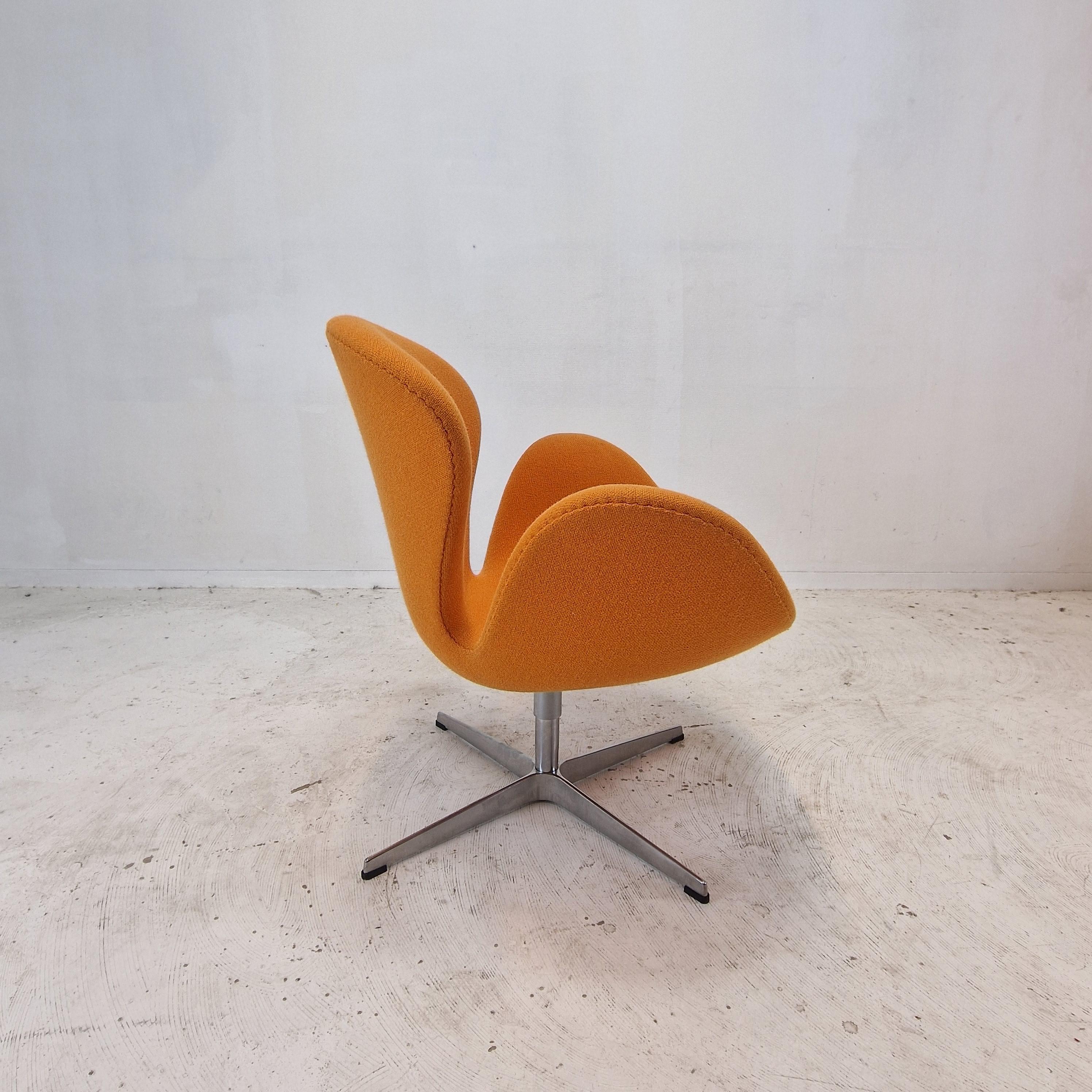 Metal Mid Century Set of 2 Swan Chairs by Arne Jacobsen and Fritz Hansen For Sale