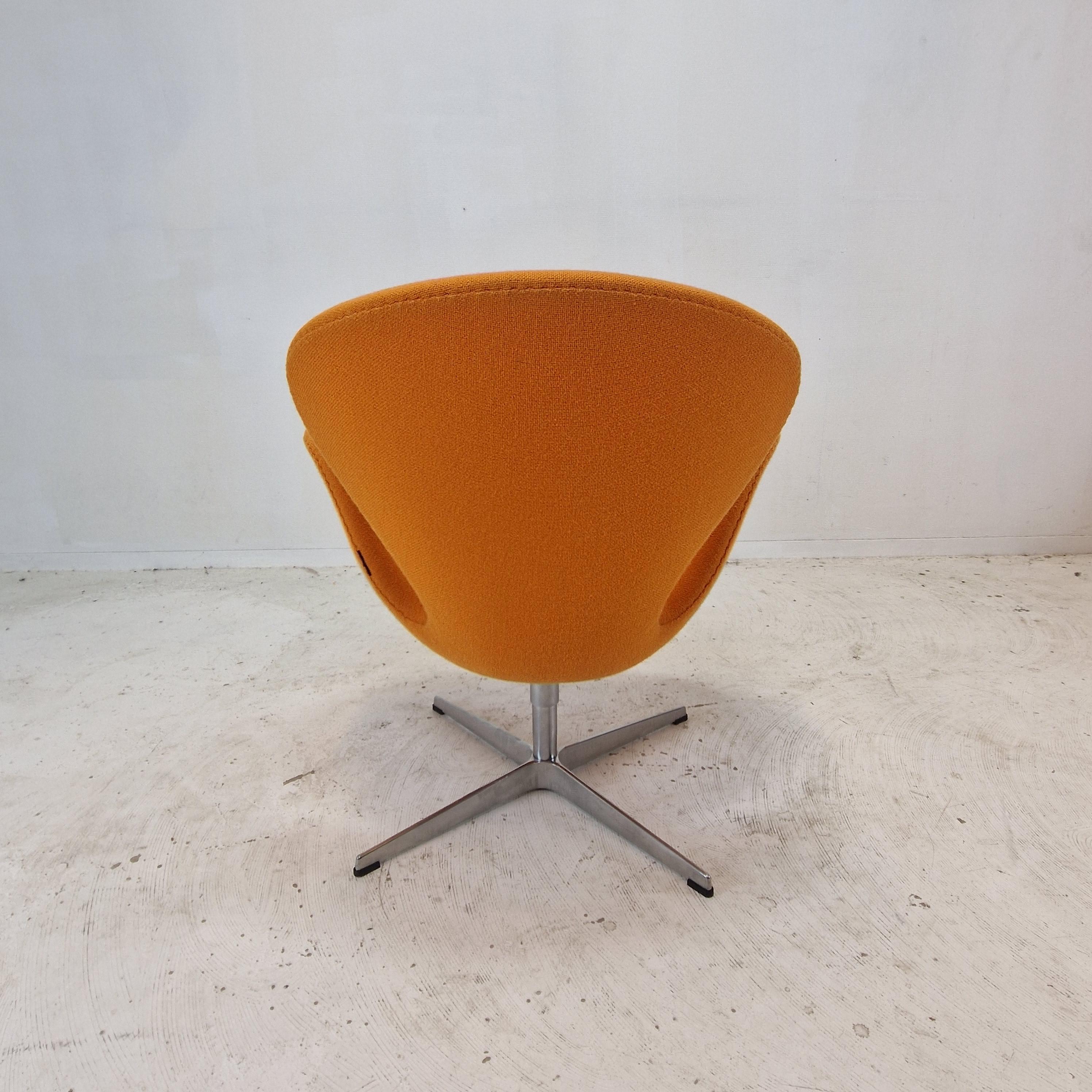 Mid Century Set of 2 Swan Chairs by Arne Jacobsen and Fritz Hansen For Sale 1