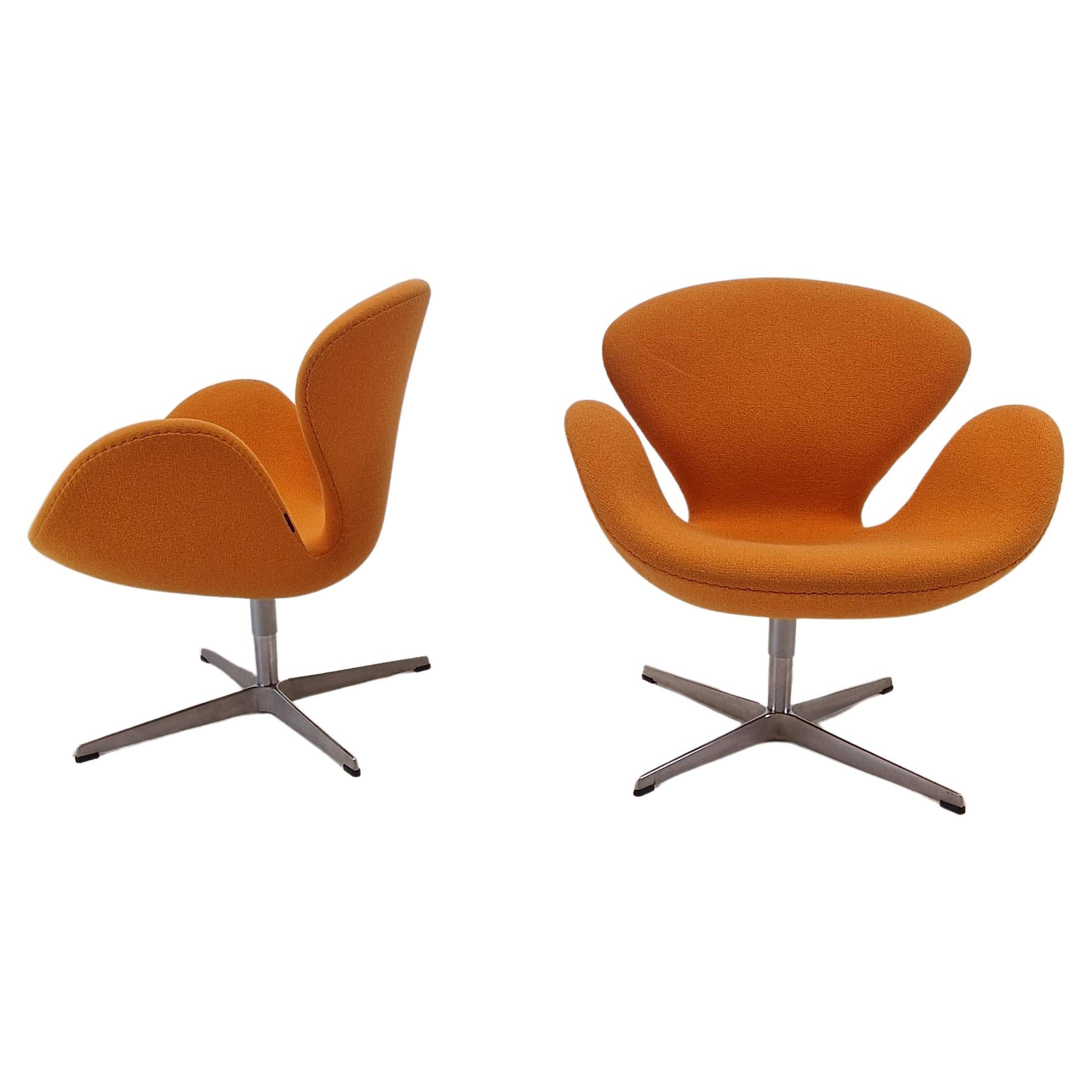 Mid Century Set of 2 Swan Chairs by Arne Jacobsen and Fritz Hansen For Sale