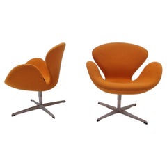 Used Mid Century Set of 2 Swan Chairs by Arne Jacobsen and Fritz Hansen