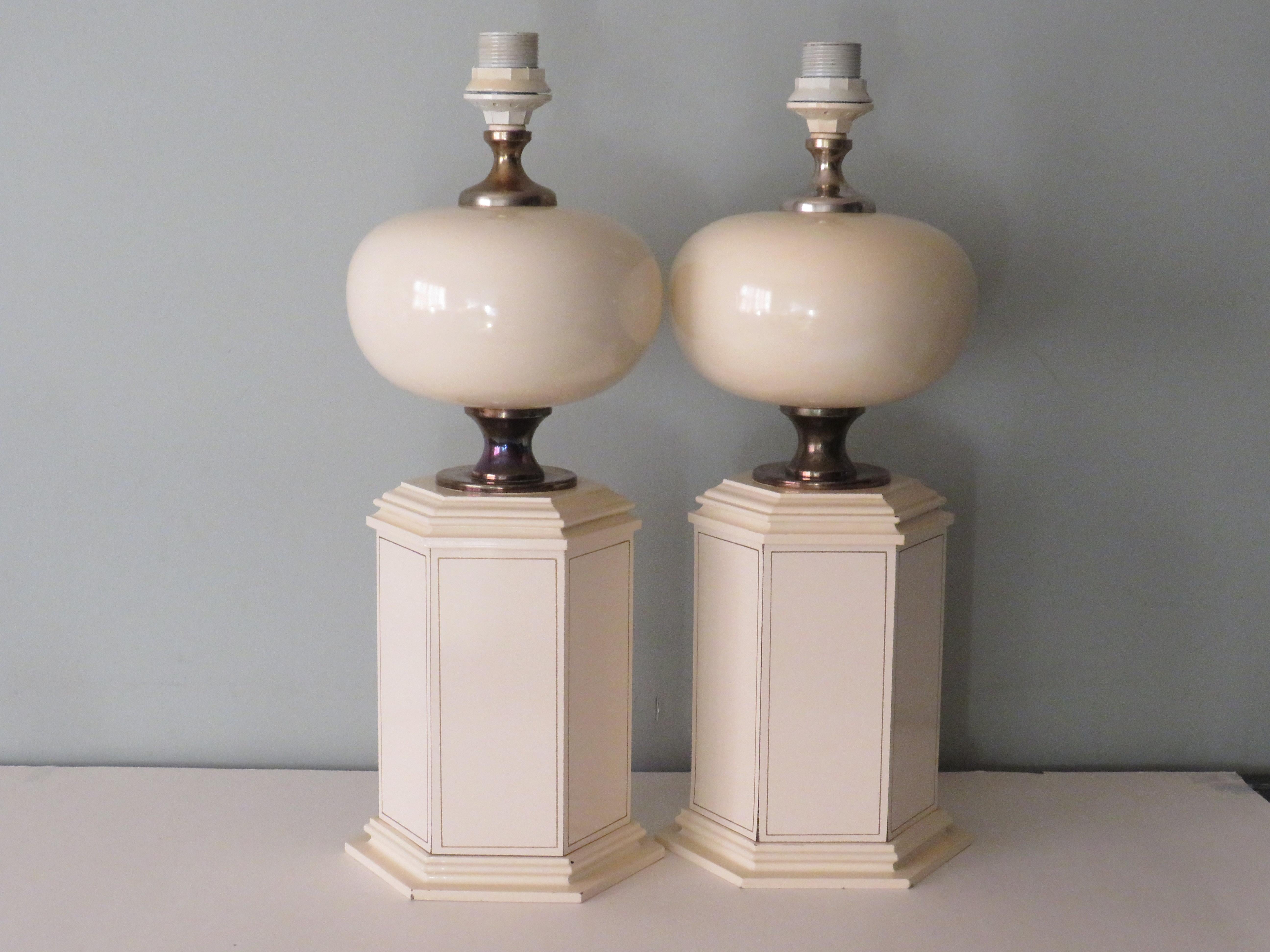 Set of 2 elegant lamps with hexagonal base in laminated wood and a metal spherical shape and spacers in brass.
The lamps have a creamy white color and the hexagonal panels have a gold-colored line. They have an E 14 fitting and a white cord with an