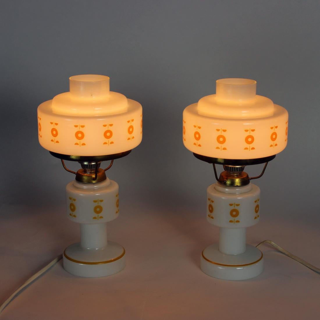 Mid-Century Set of 2 Table Lamps in Opaline Glass, Czechoslovakia For Sale 4