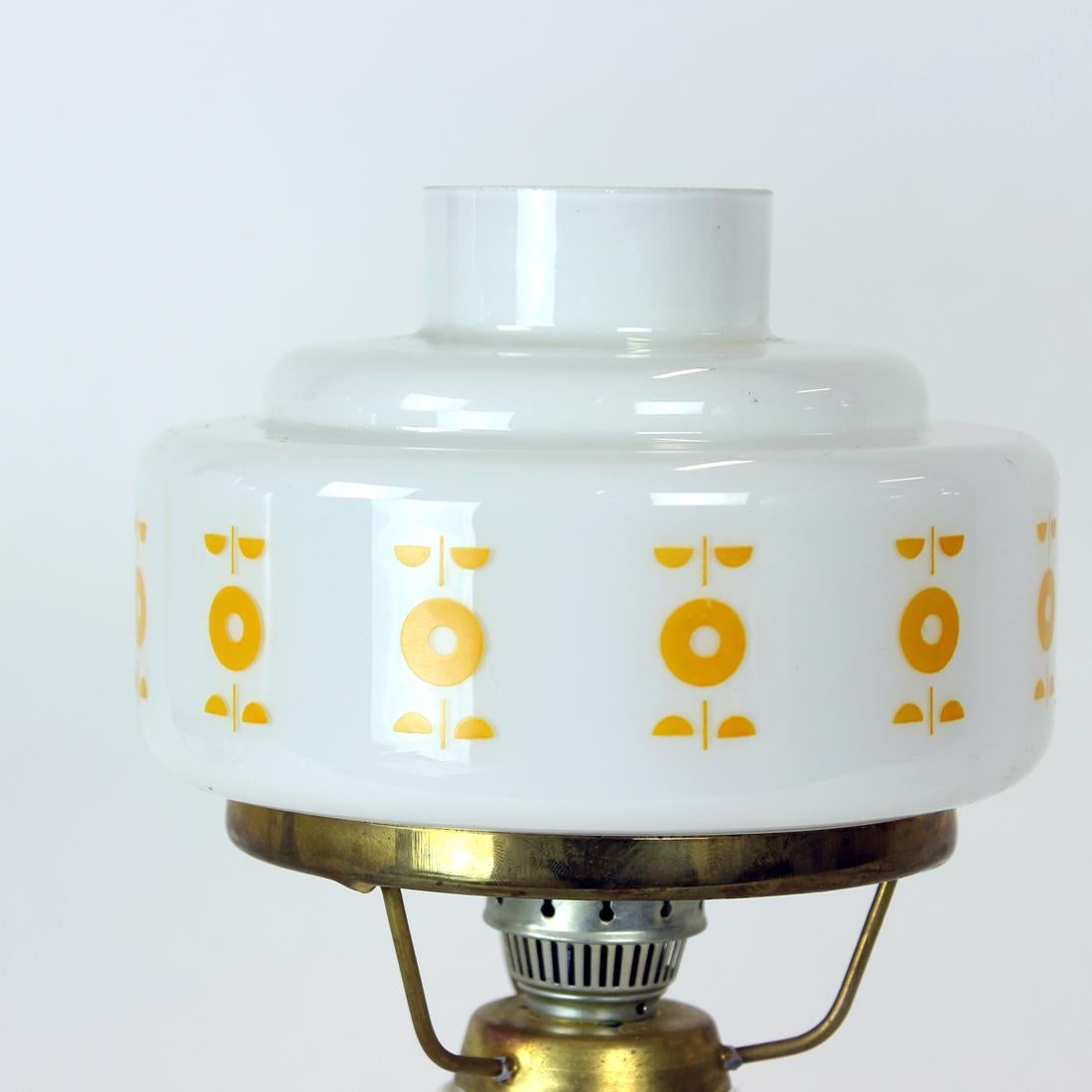 Mid-Century Set of 2 Table Lamps in Opaline Glass, Czechoslovakia In Good Condition For Sale In Zohor, SK