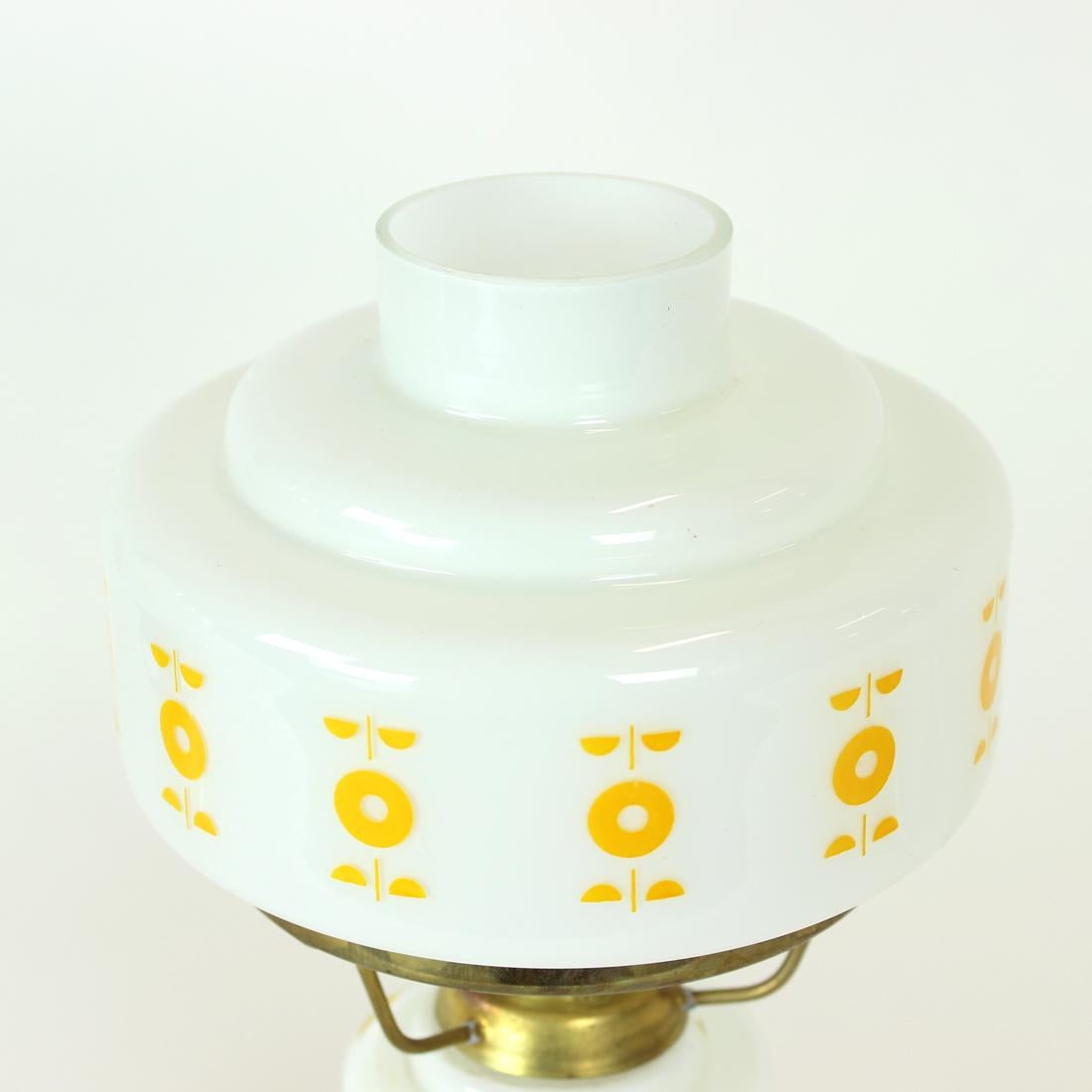 Juego de 2 lámparas de mesa de mediados de siglo en vidrio opalino, Checoslovaquia mediados del siglo XX en venta