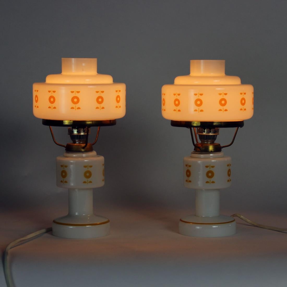 Mid-Century Set of 2 Table Lamps in Opaline Glass, Czechoslovakia For Sale 1