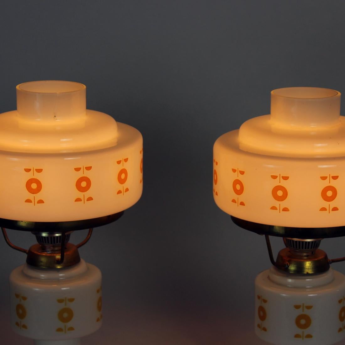 Juego de 2 lámparas de mesa de mediados de siglo en vidrio opalino, Checoslovaquia en venta 3