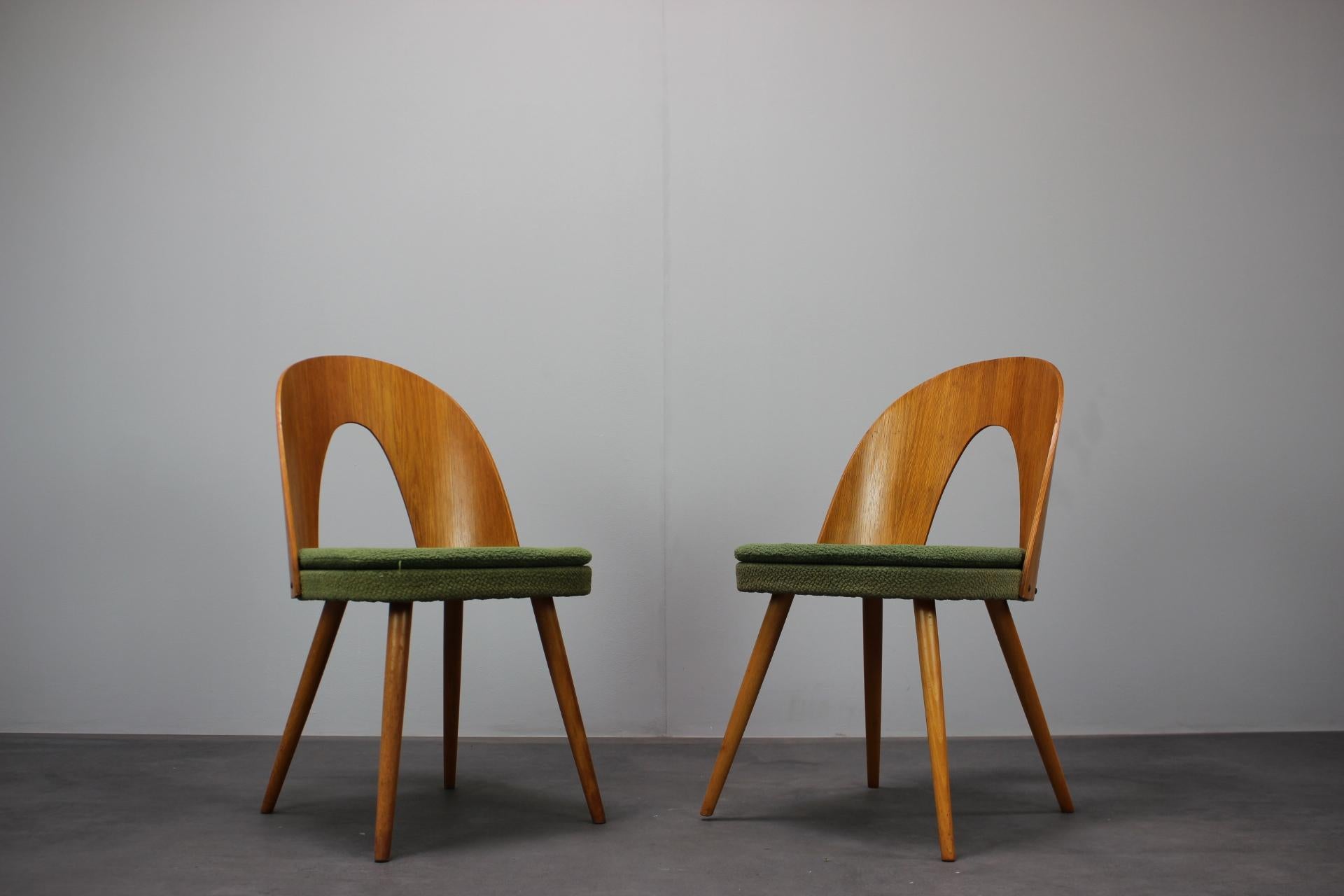 - Ensemble de 2 chaises Tatra du milieu du siècle par Antonín Šuman pour Nábytok Pravenec, 1960, Tchécoslovaquie,
- en bois et en tissu,
- La hauteur d'assise des fauteuils est de 46 cm,
- présente des signes d'usure et d'ancienneté (rayures,