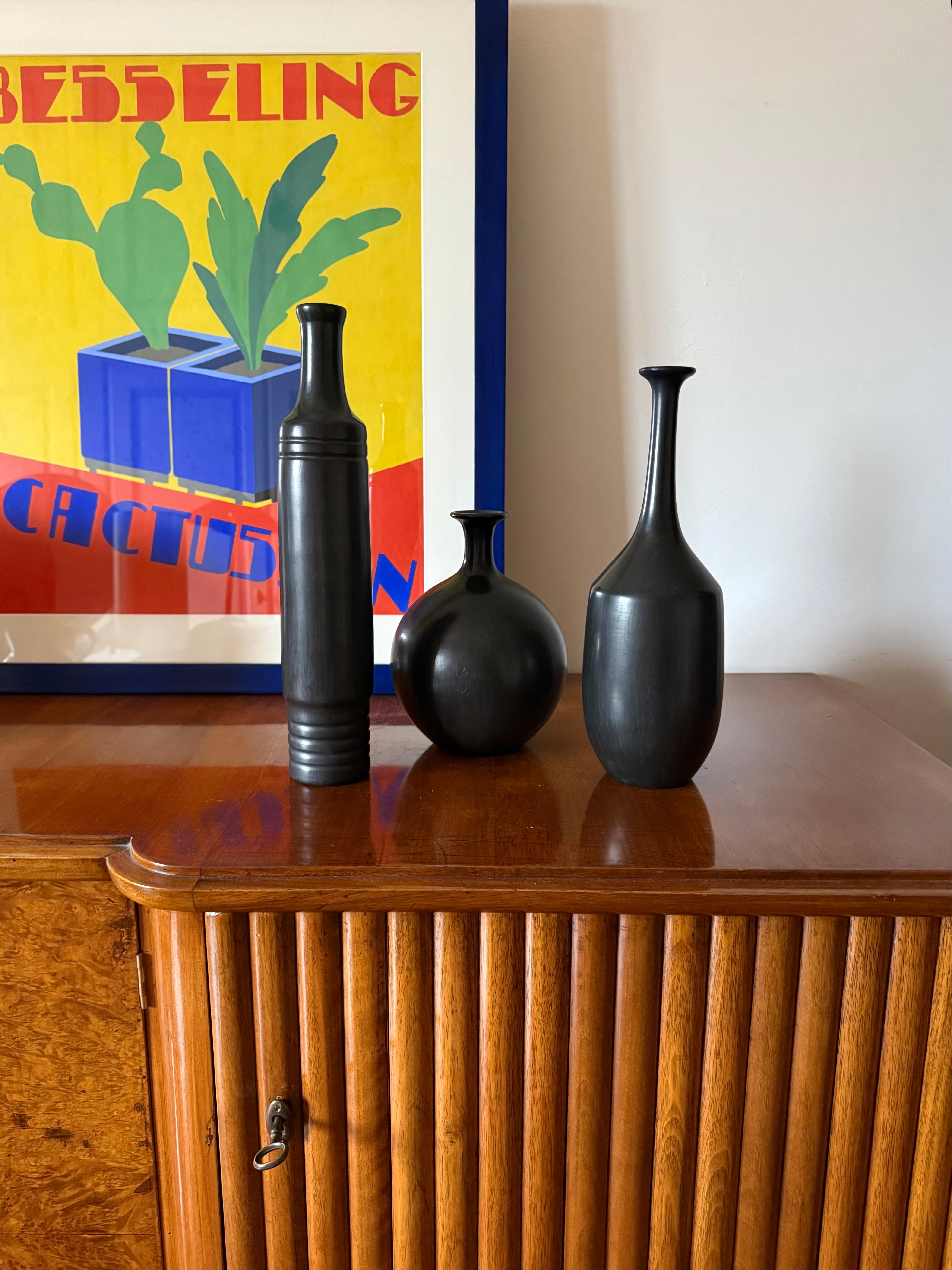 Ensemble de 3 vases en céramique bucchero noire du milieu du siècle dernier

Sebastiani Gubbio Italie années 1960

H : 35,5 cm - 8 cm diam.

H : 32 cm - 12 cm diam.

H : 22 cm - 17 cm diam.

Signé sur la base

La technique du noir sur le type de