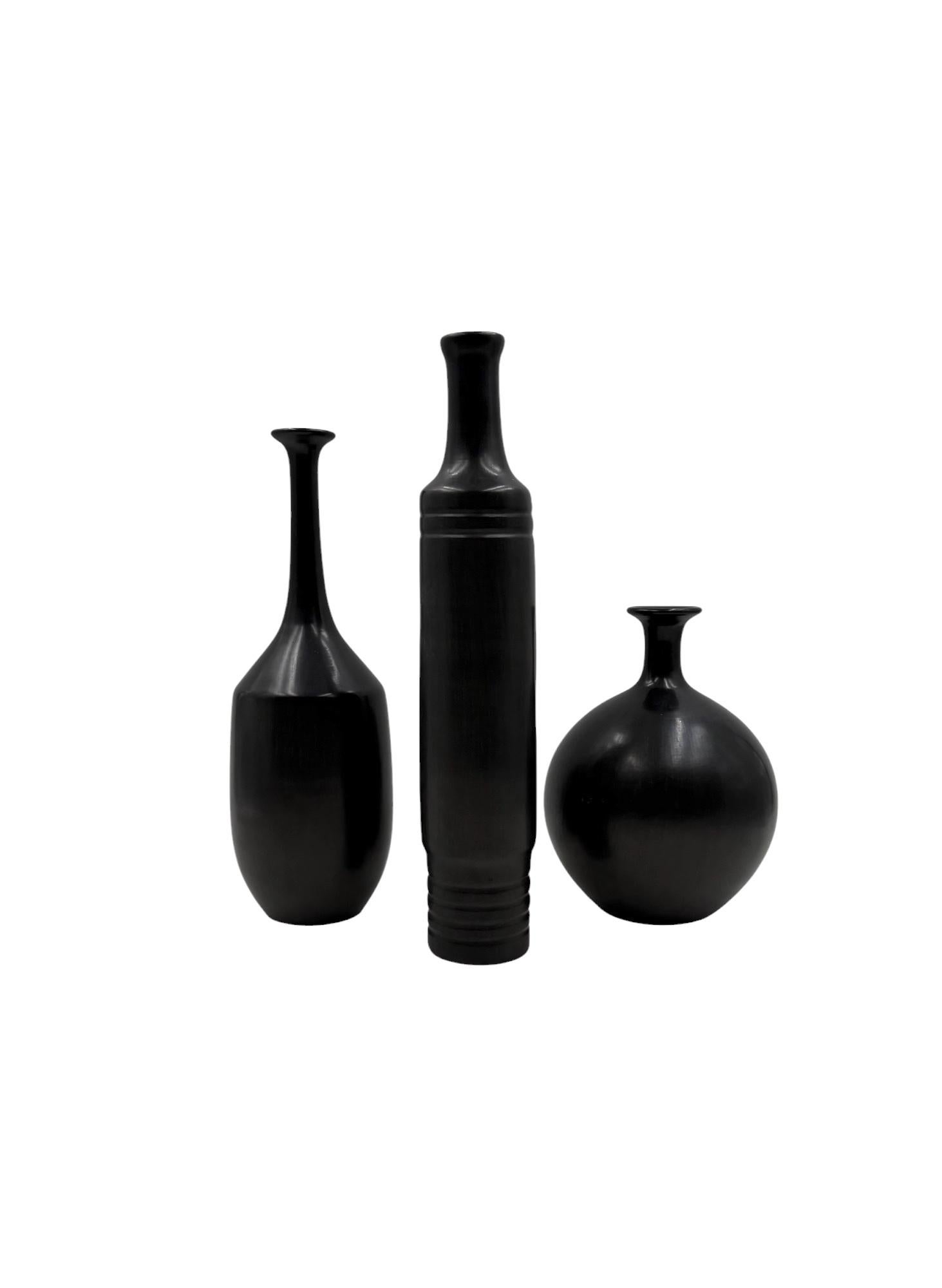 Mid-20th Century Ensemble de 3 vases en céramique bucchero noire du milieu du siècle, Sebastiani Gubbio Italie années 1960 en vente
