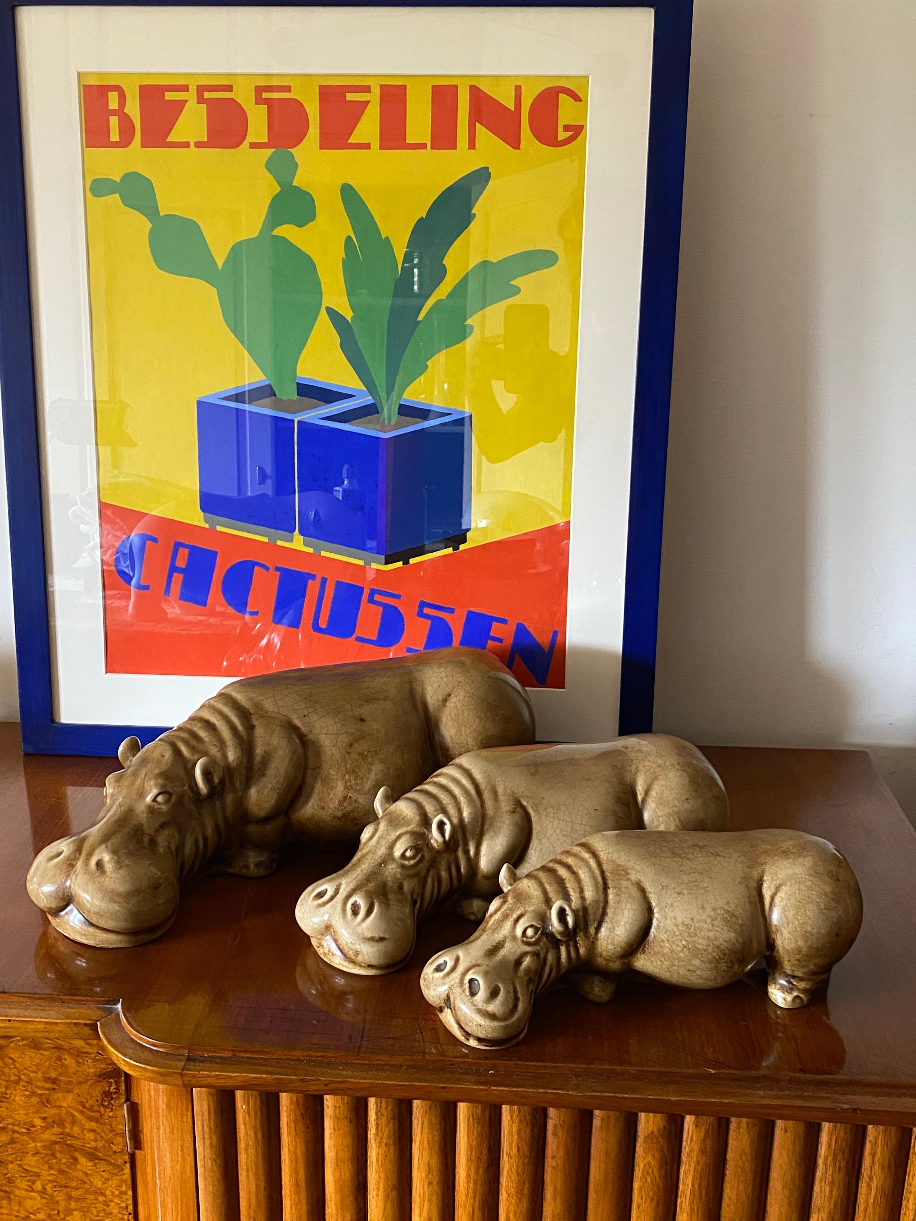 Mid-century Set of 3 ceramic hippos 

Zaccagnini, Italy 1950s

H 10 cm - 13 x 30 cm

H 12 cm - 15 x 35 cm

H 16.5 cm - 20 x 44 cm   

Conditions: excellent, no defects
