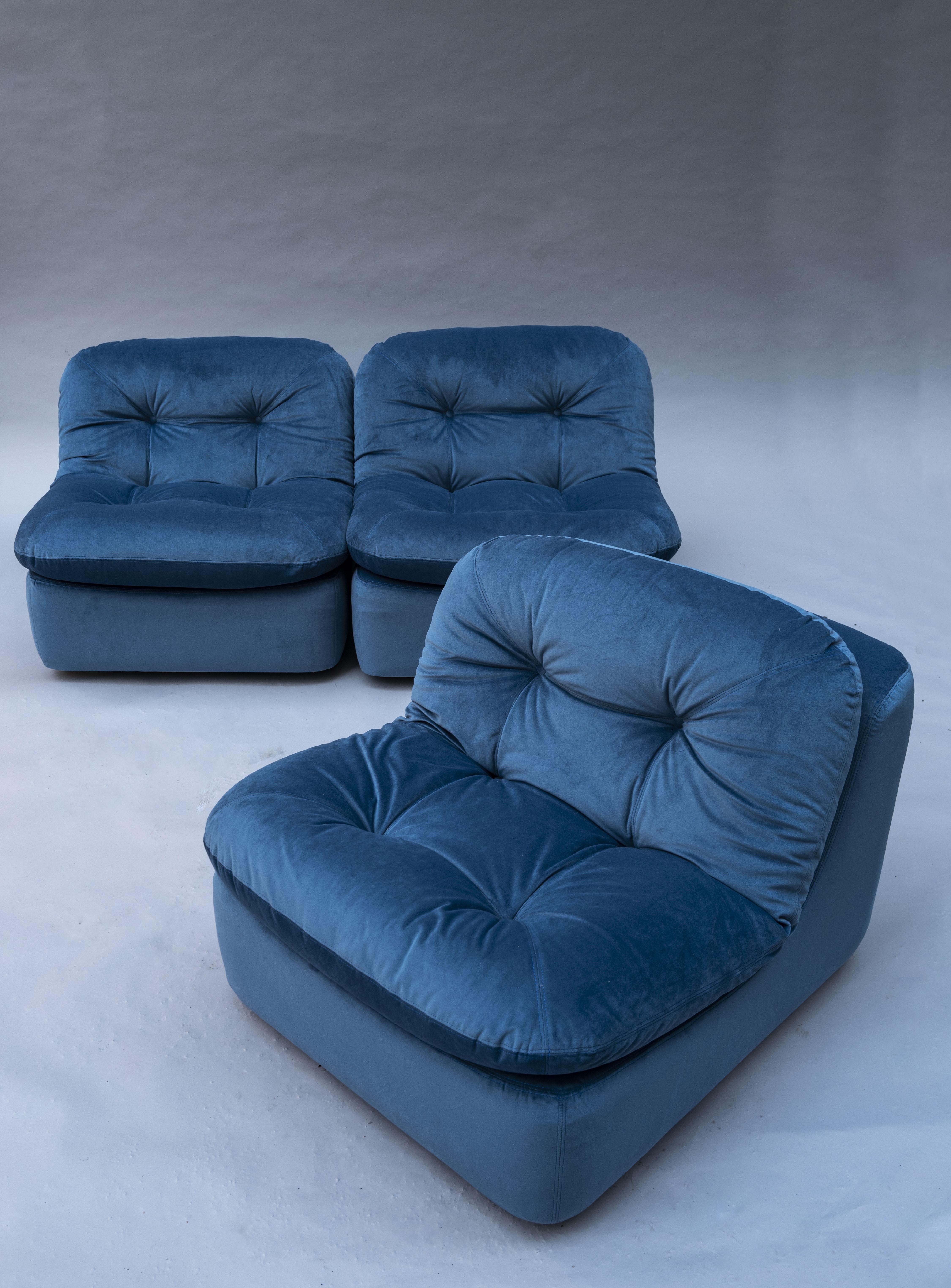Set of three lounge chairs/modular sofa, Italy 1970s, entirely renovated and newly reupholstered
in a velvet by Sanderson.