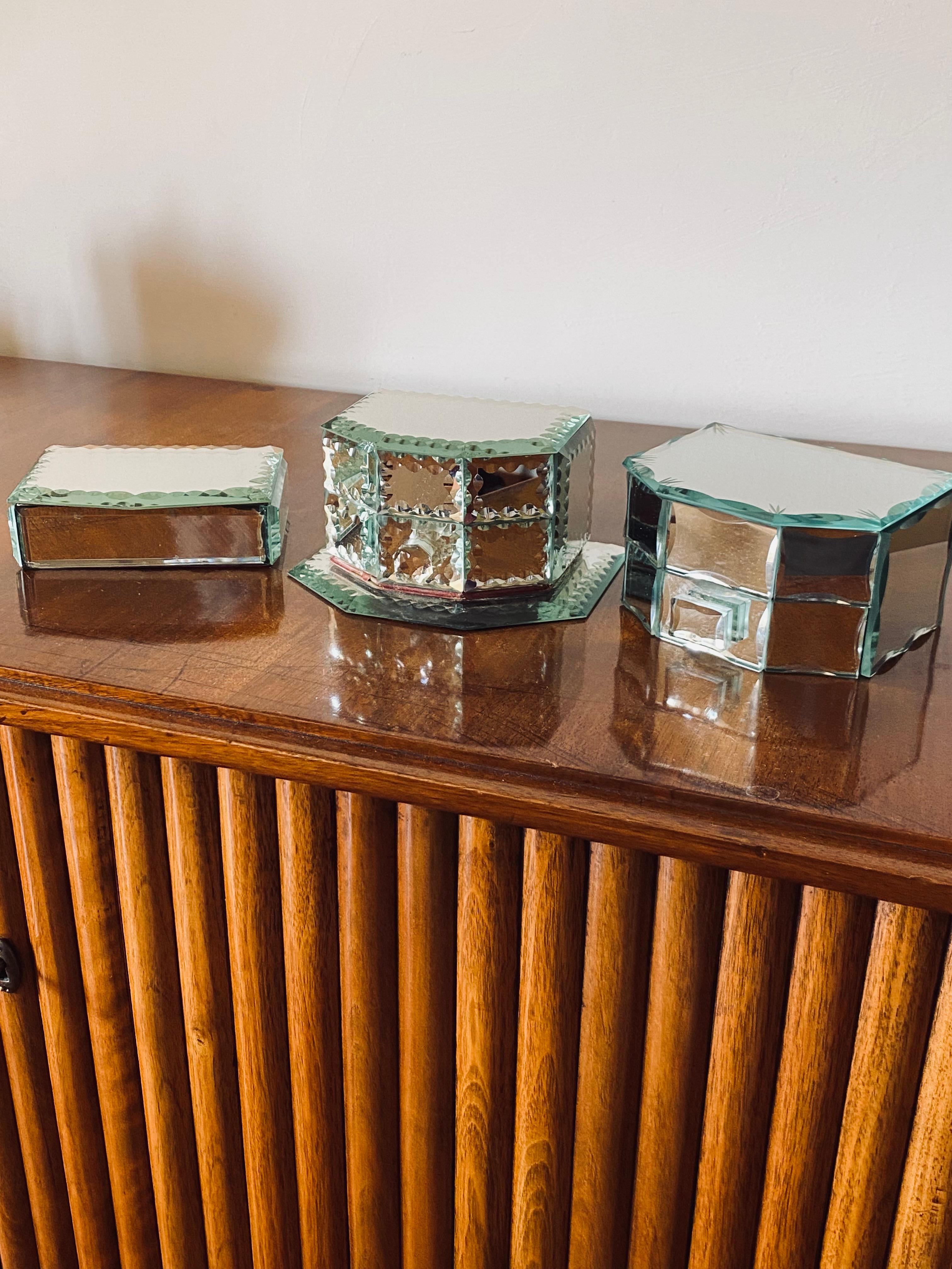 Midcentury Set of 3 mirrored Jewelry Boxes

France 1940s

fabric, wood, glass

Box with base: H 9 cm - 16.5 x 15 cm

Conditions: very good consistent with age and use, small chips on one box.