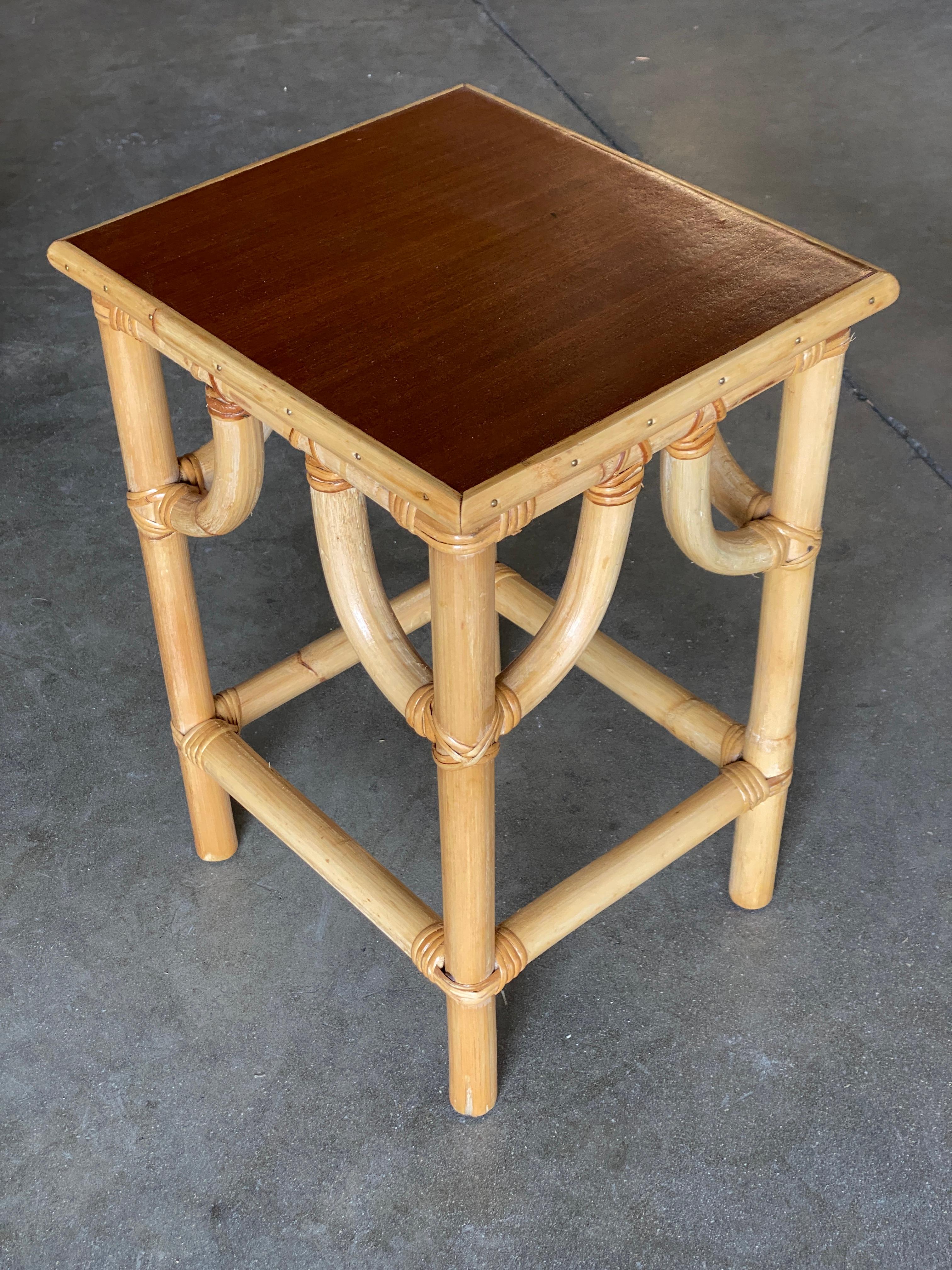 Restored Mid-Century Set of 3 Rattan Nesting Side Tables with Mahogany Top For Sale 4